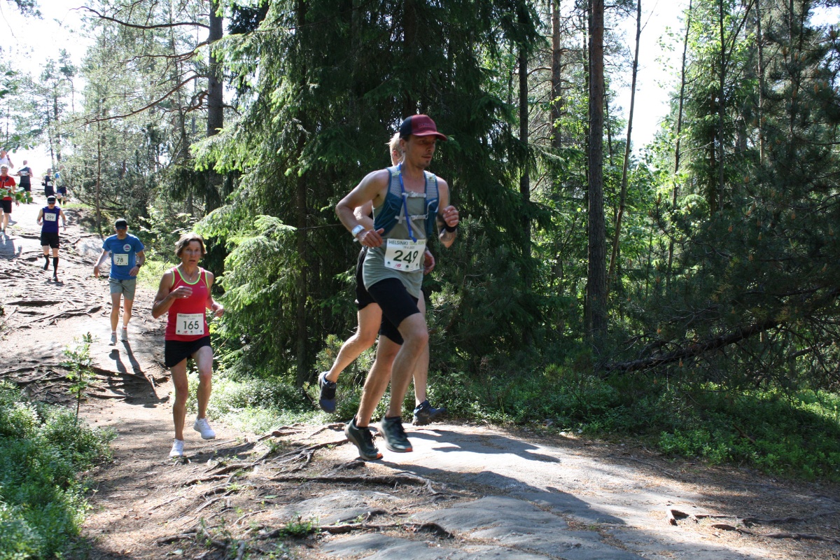 Juoksijoita metsässä