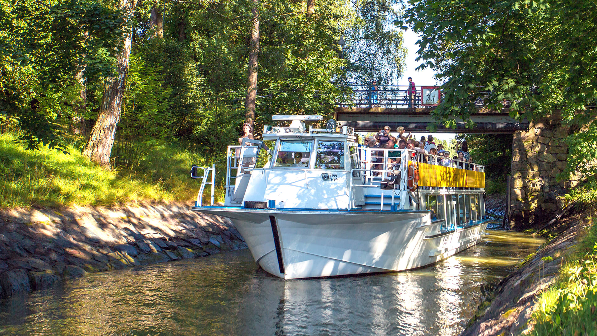 Beautiful Canal Cruise - Helsinki Sightseeing by boat