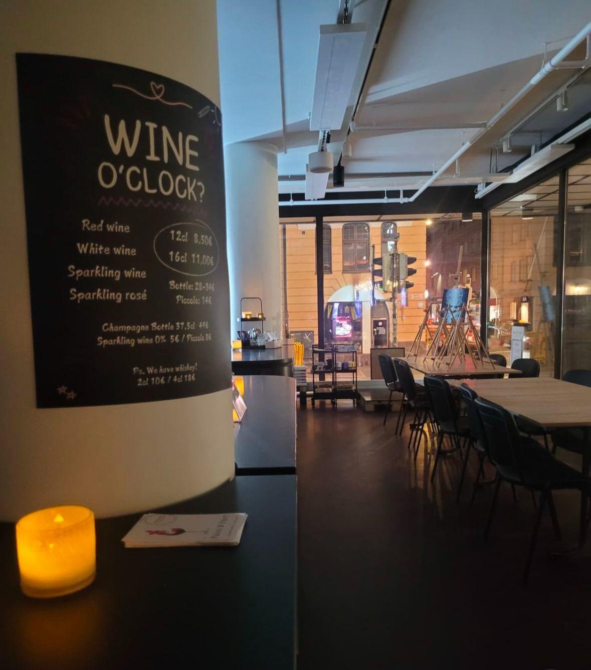 Brush & Bubbles, fofograferad inifrån. På bilden syns bord, och fönster som vetter ut mot gatan.