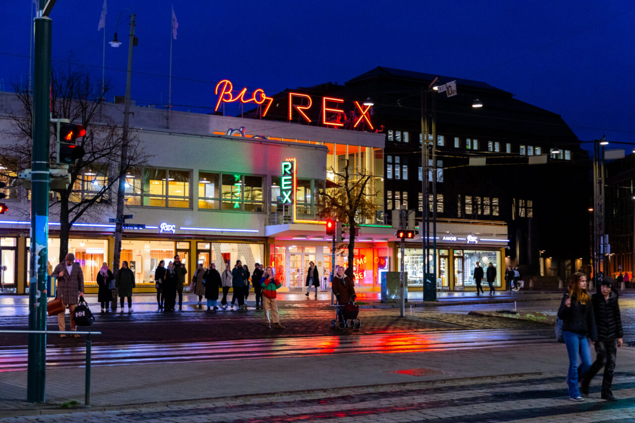 52 weeks in HEL // Week 46: Lasipalatsi (Glass Palace) during night time