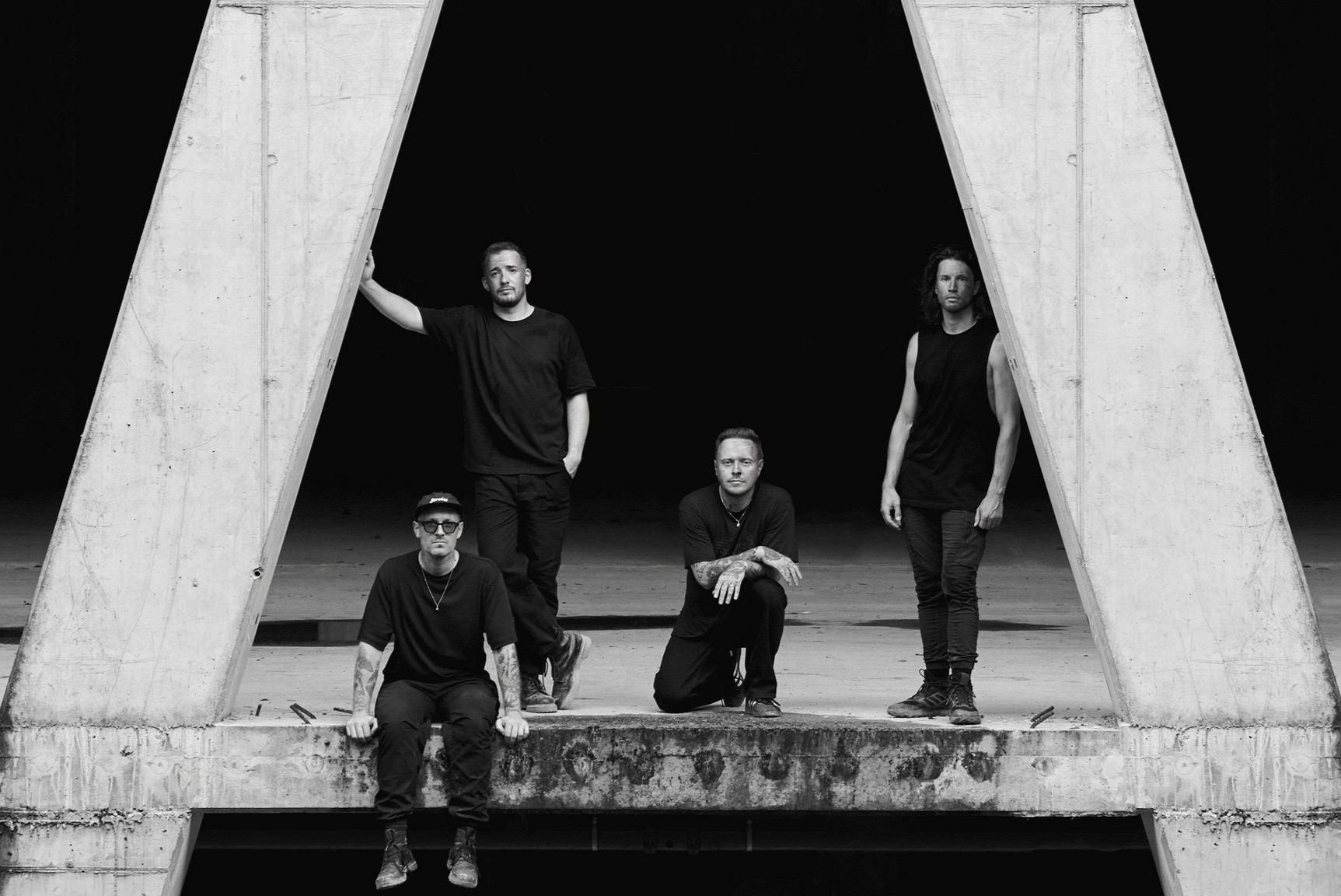 Neljä miestä mustissa vaatteissa