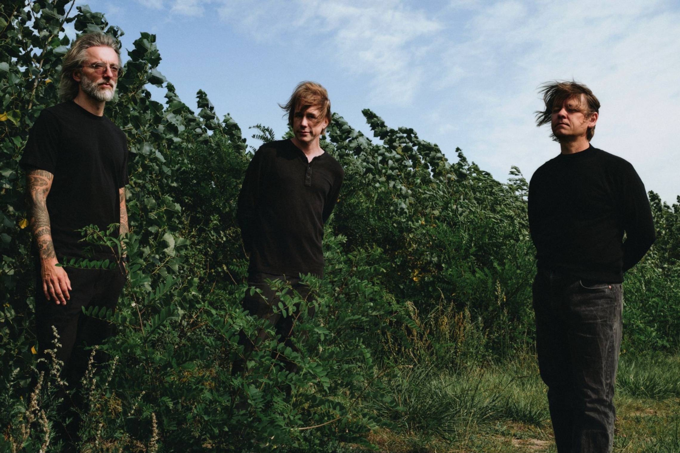 Kolme miestä niityllä