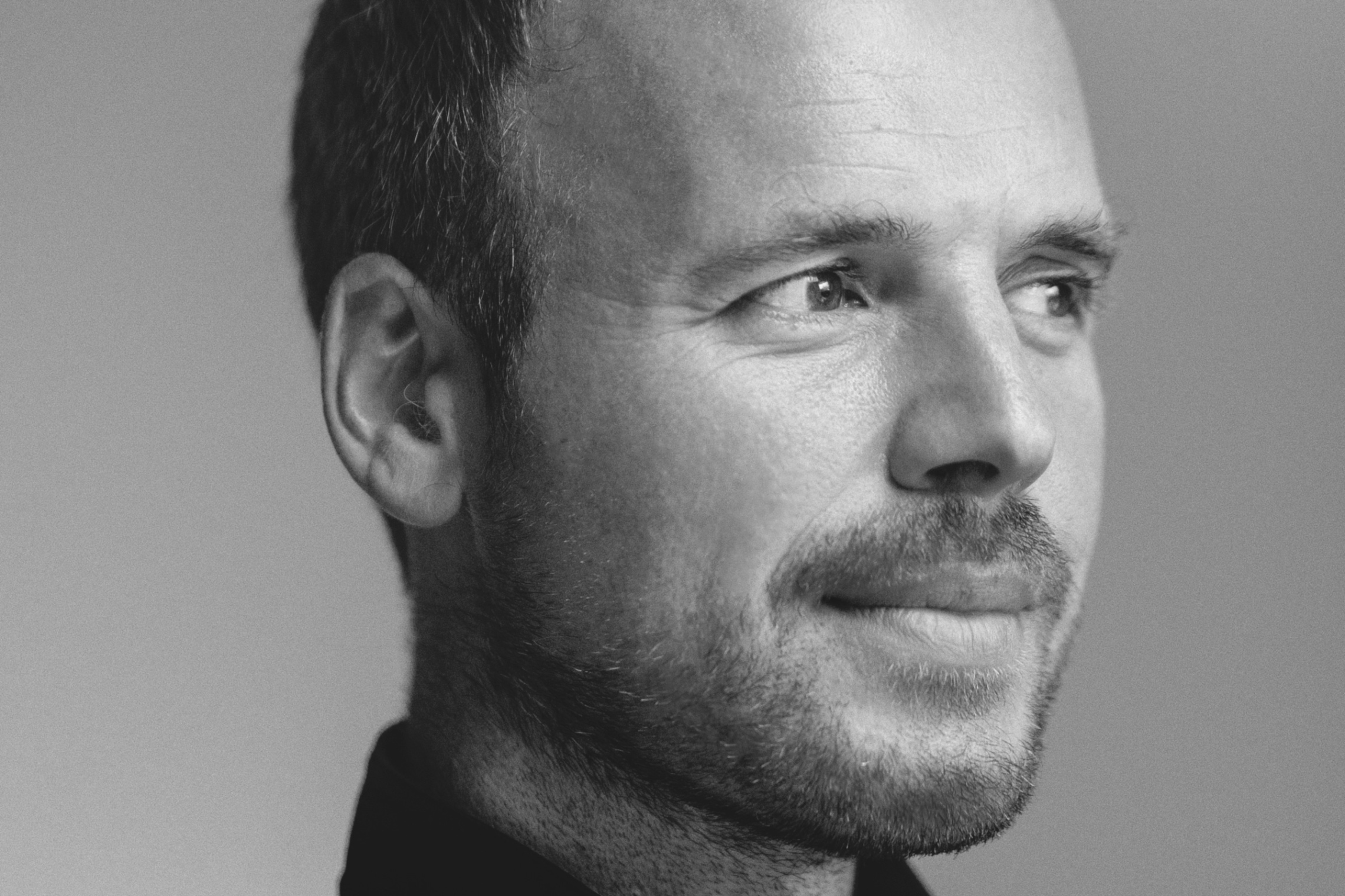 Mustavalkokuvassa Marc Mauillonin kasvot näkyvät osittain, hän ei katso suoraan kameraan.