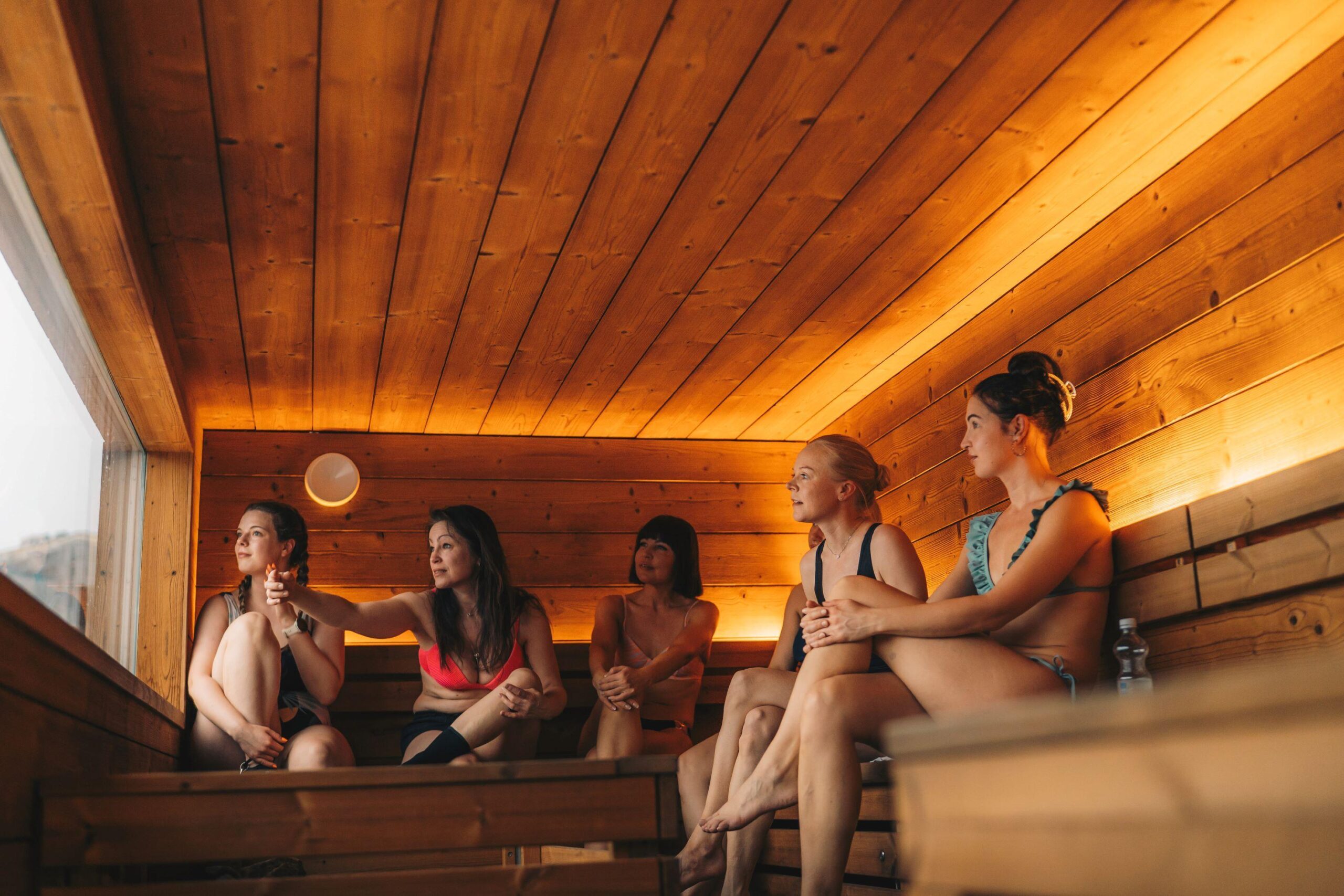 Löylykontti Sörnäisten saunan panoraamaikkunasta voi ihailla kaupunkimaisemaa.