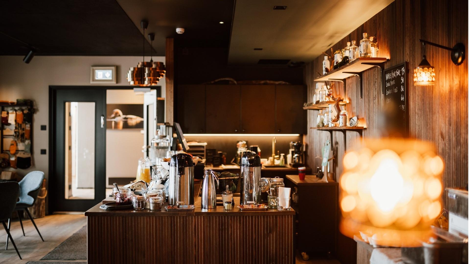 Haltia Lake Lodge inifrån sett. På bilden syns Lake Lodge Bistros disk, och i hörnet på bilden syns en lampa.