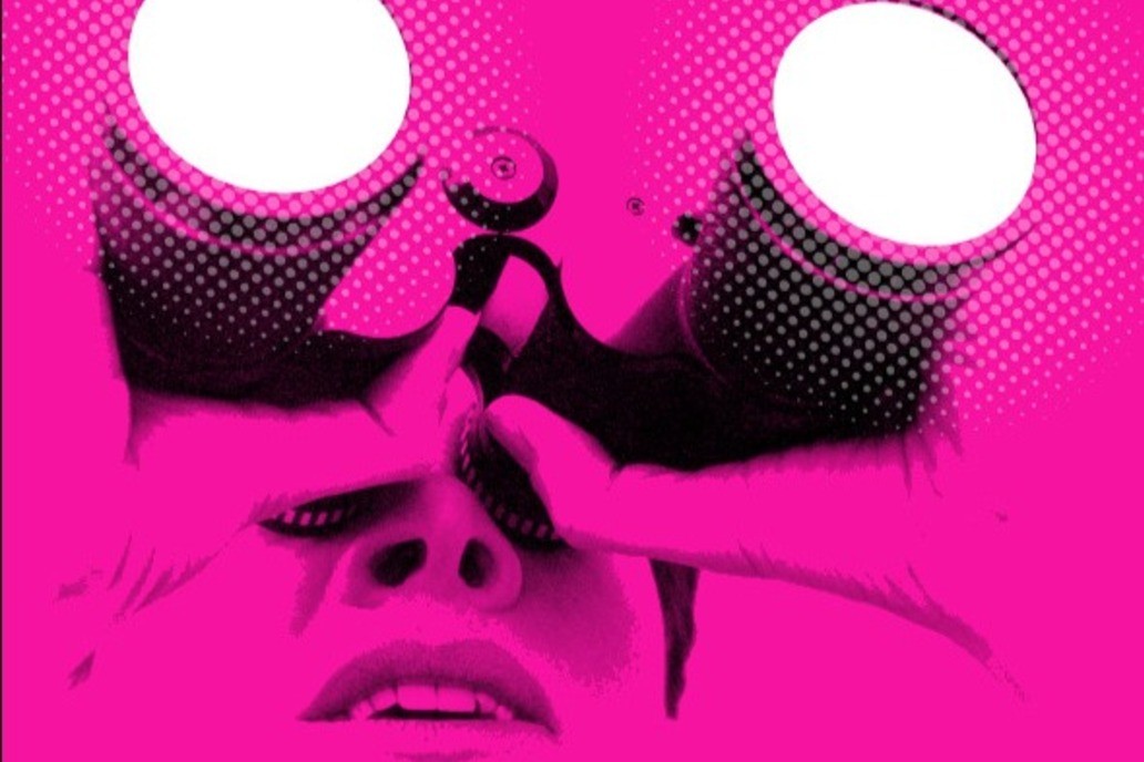 Nainen katsoo kiikareilla