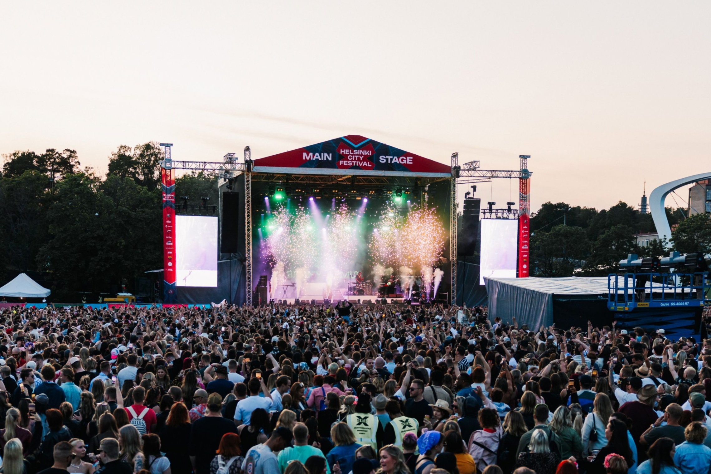 Esiintymislava ja yleisöä