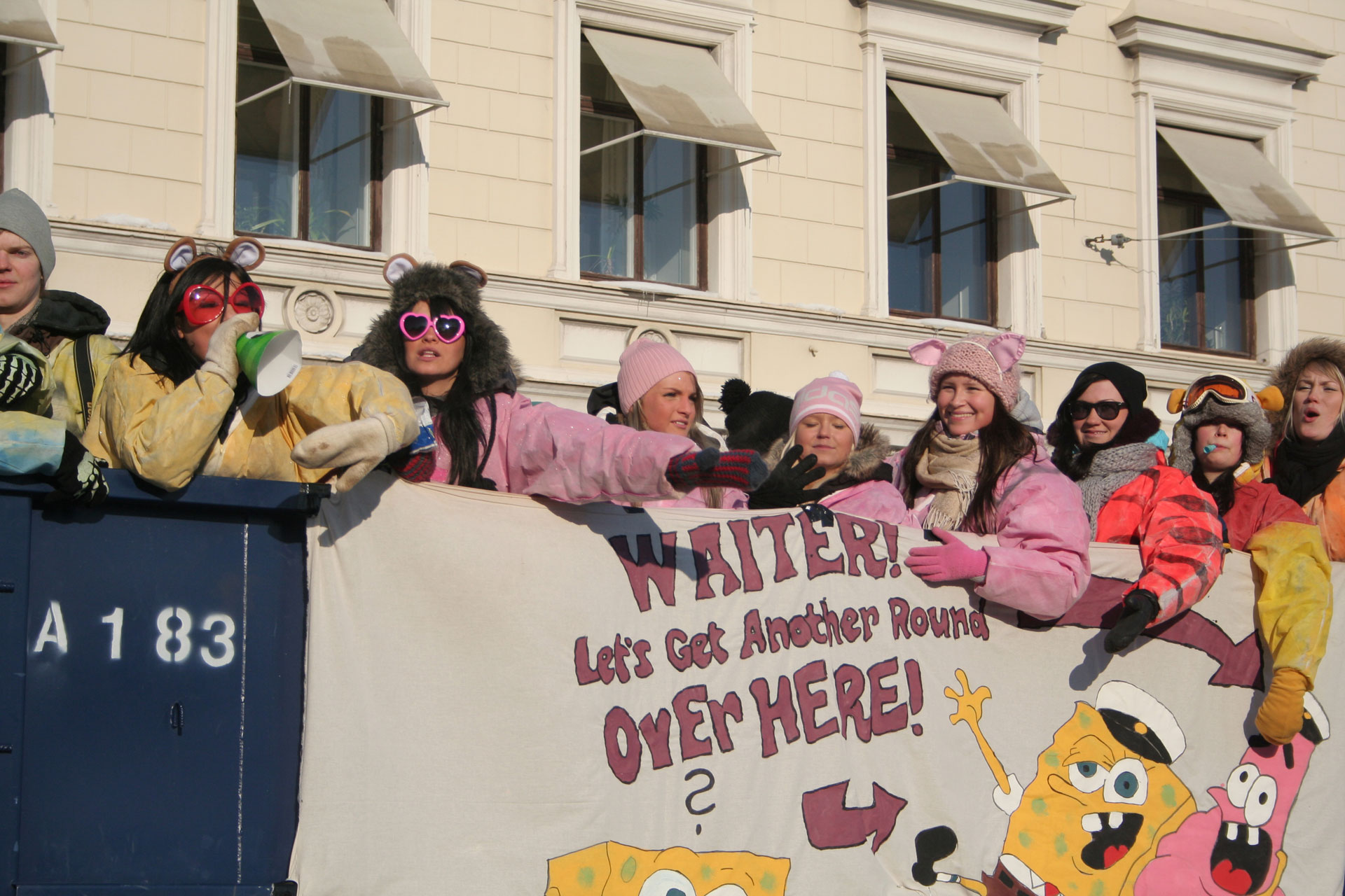 Opiskelijoita kuorma-auton lavalla