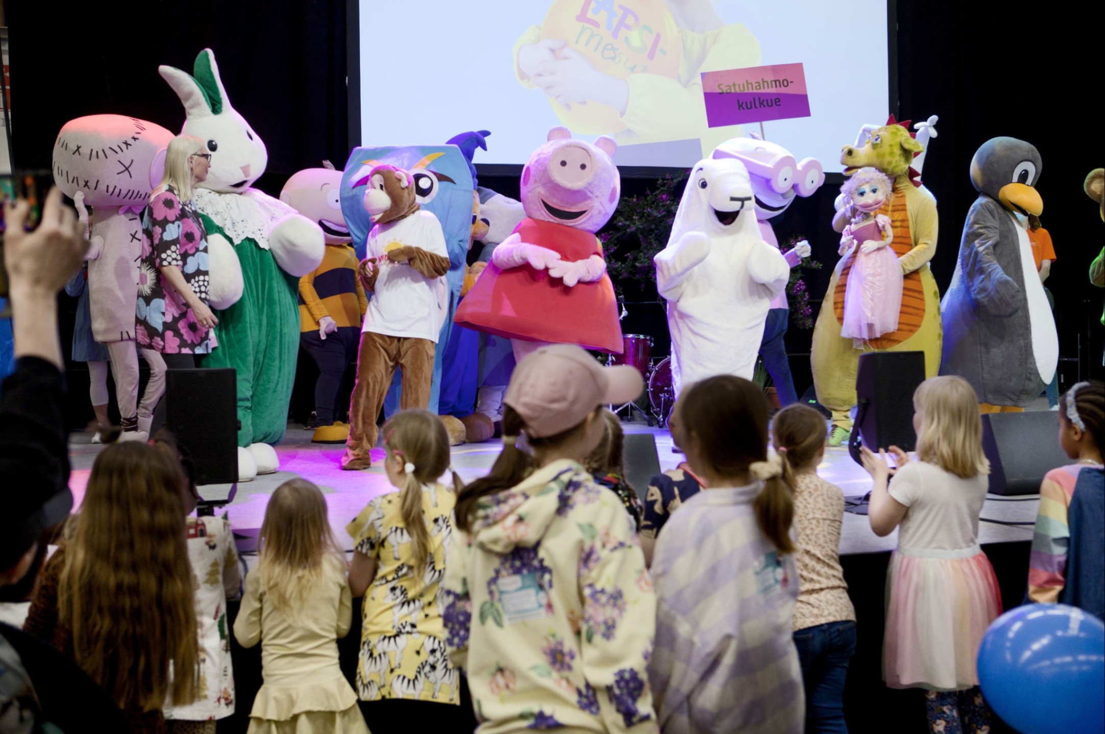 Satuhahmoja ja lapsia