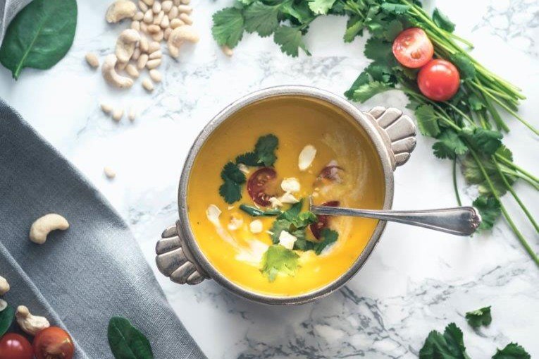 Keittolautanen ja vihanneksia