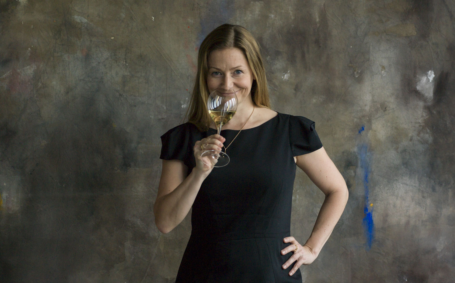 Nainen haistelee samppanjaa