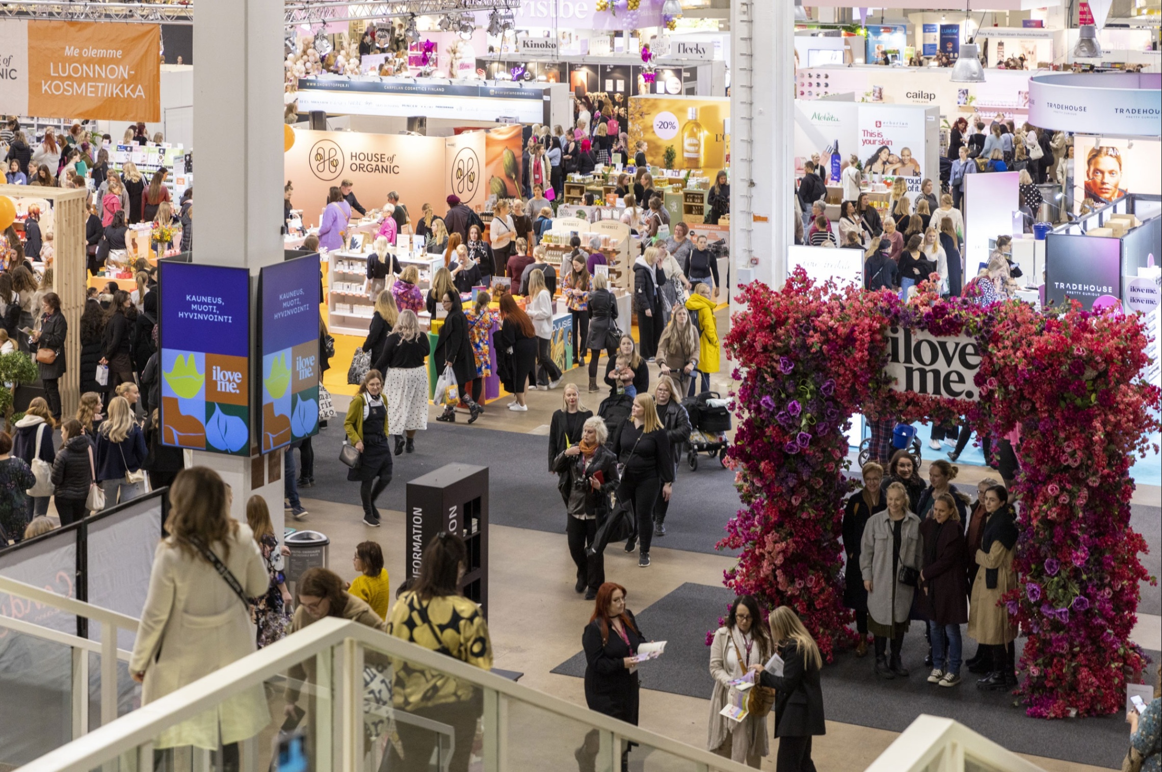 Ihmisiä ja messuosastoja