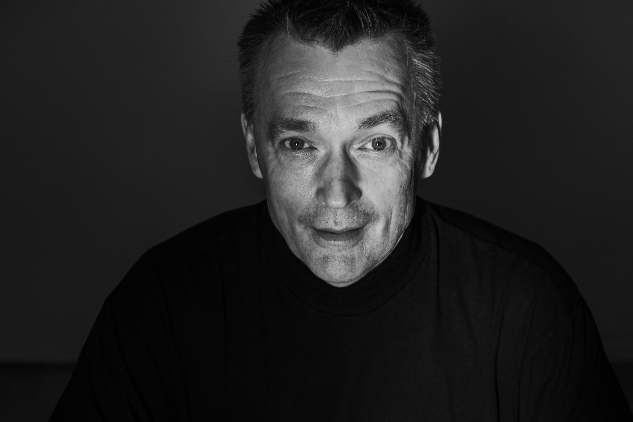 Kuvassa taikuri Robert Jägerhorn katsoo kameraan