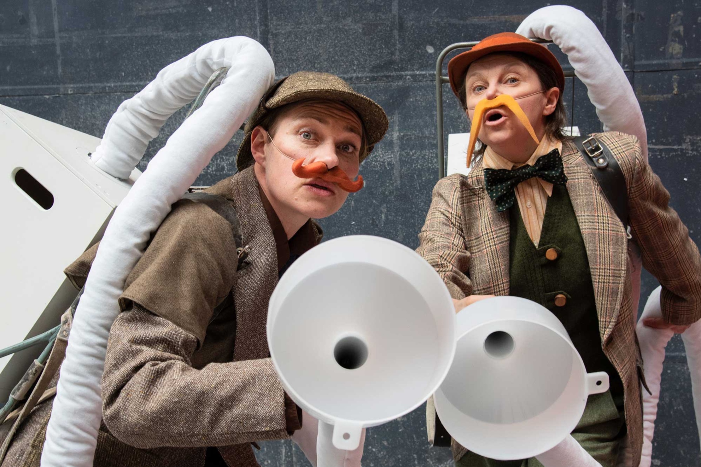 Kaksi arvausinstituutin erityisasiantuntijaa