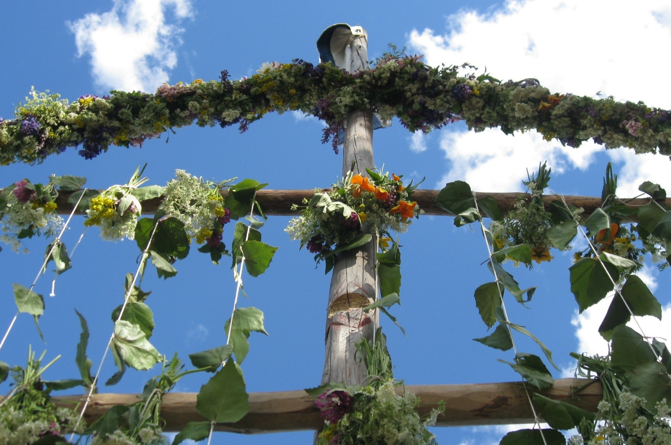 Juhannussalko ja taustalla sininen taivas