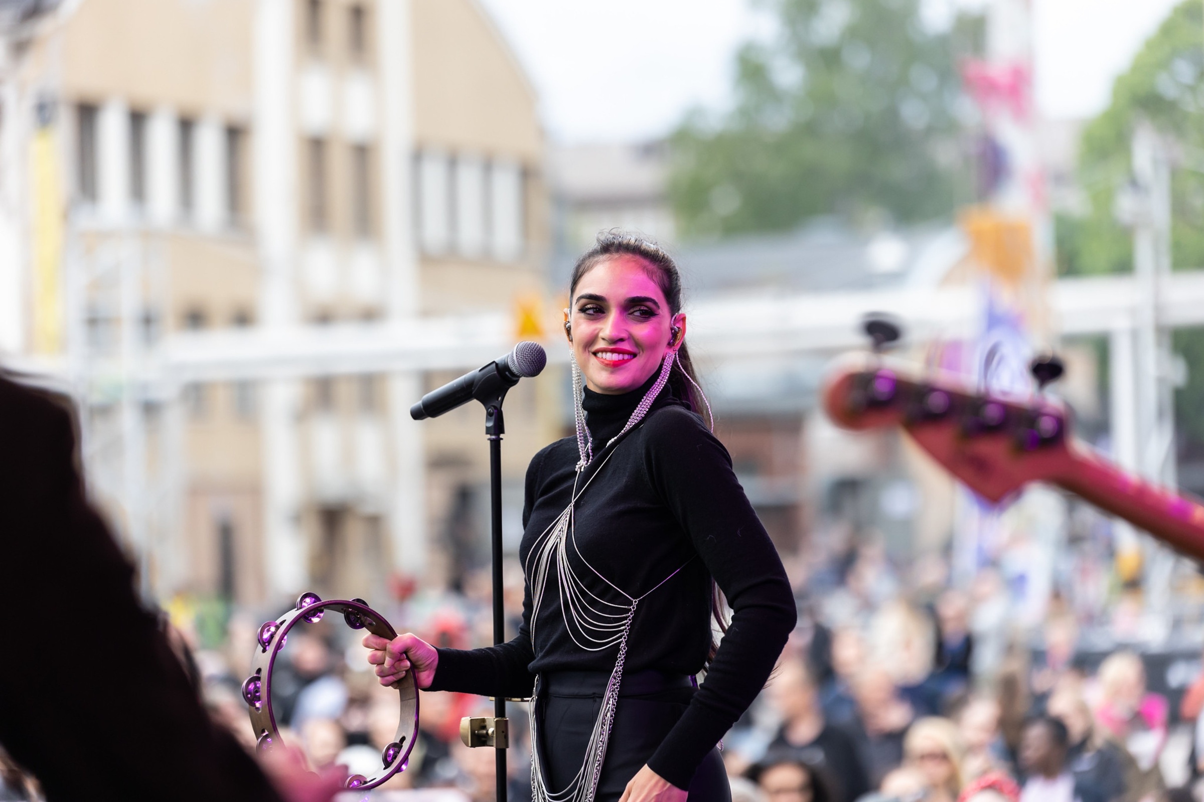 Liraz Maailma kylässä -festivaalin musiikkilavalla.