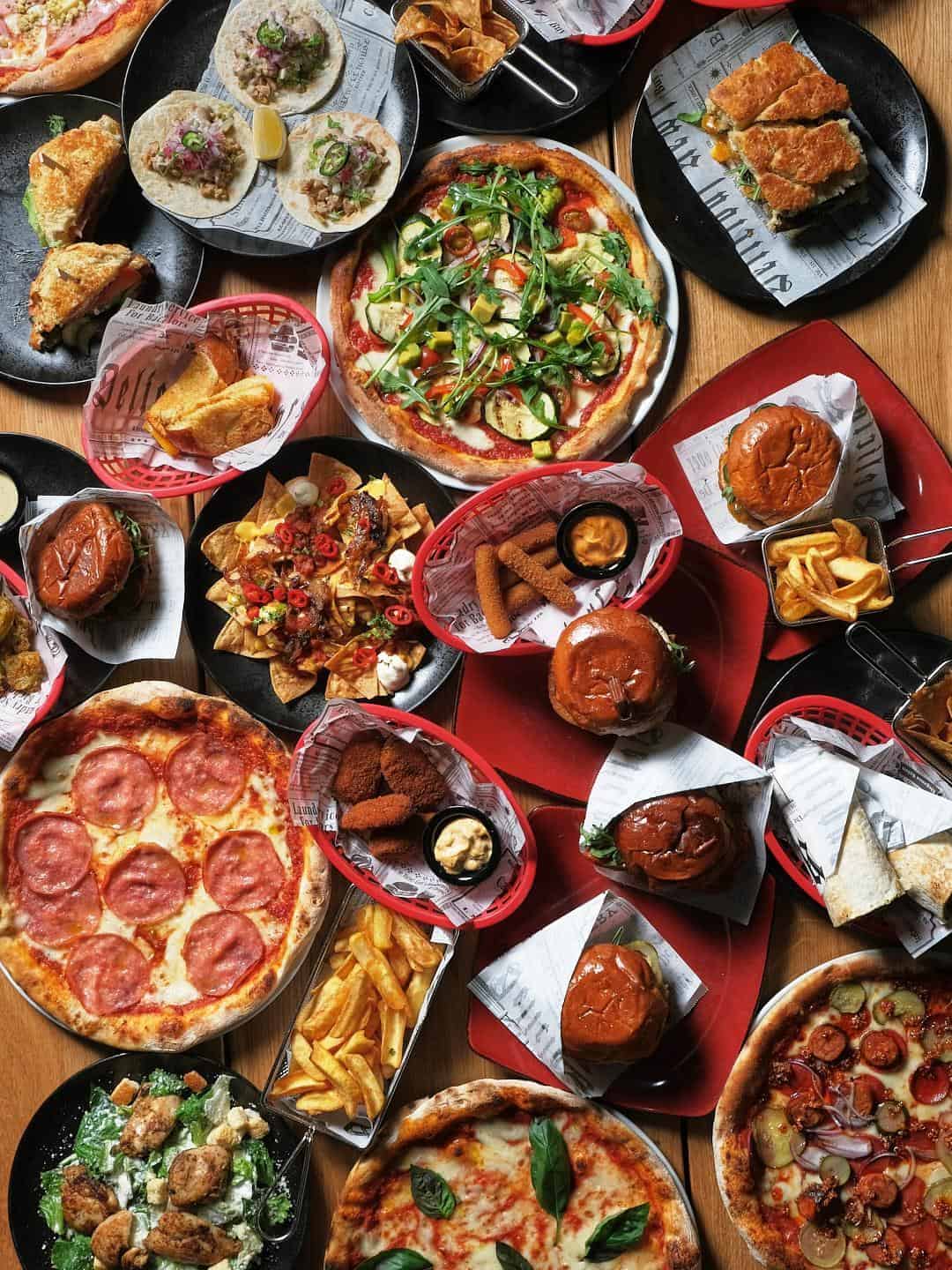 Kattaus annoksia Draftin menulta, jolta löytyy burgereita, pizzaa, snäksejä sekä lapsille oma lista