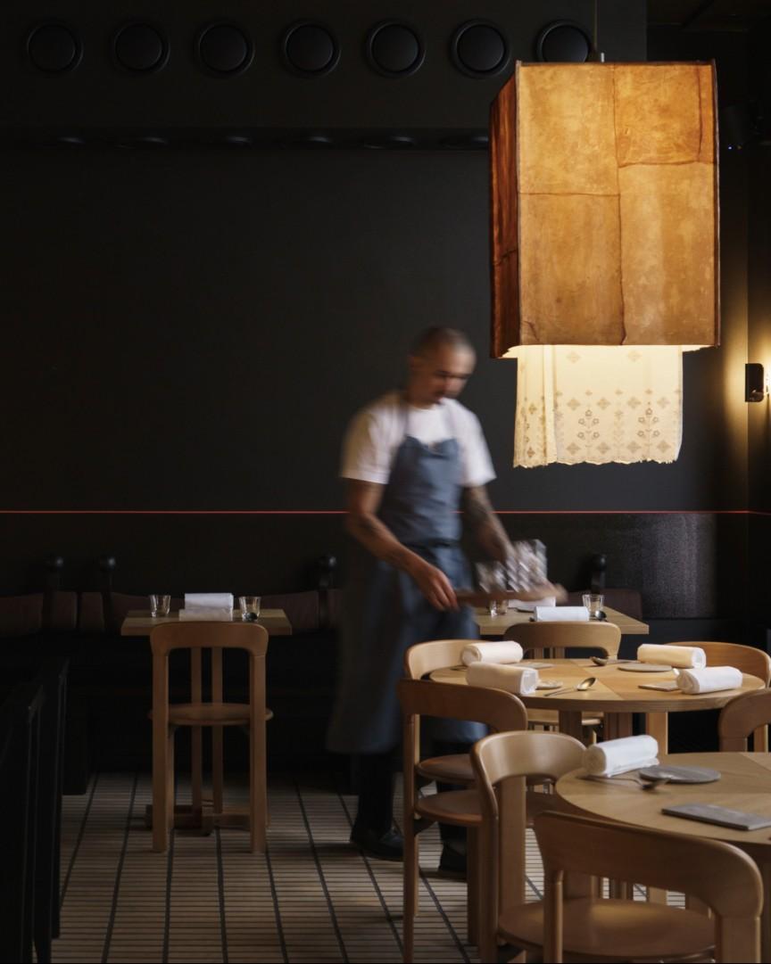 Päähuone valaistaan kombuchan scoby-sienestä valmistetulla lampulla.