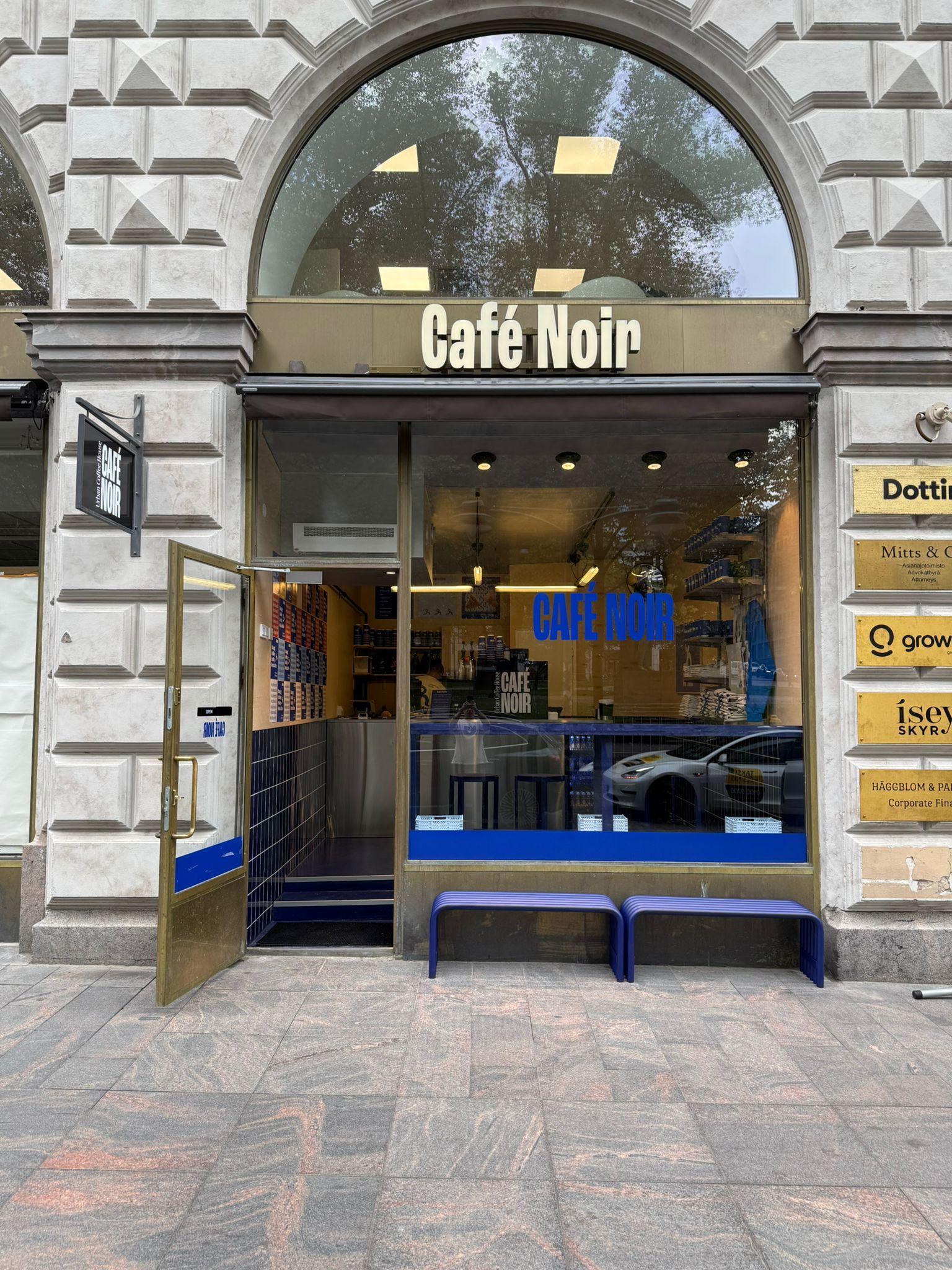 Café Noir fotograferad utifrån. På bilden syns kaféets ingång, med kaféets namn skriver ovanpå.