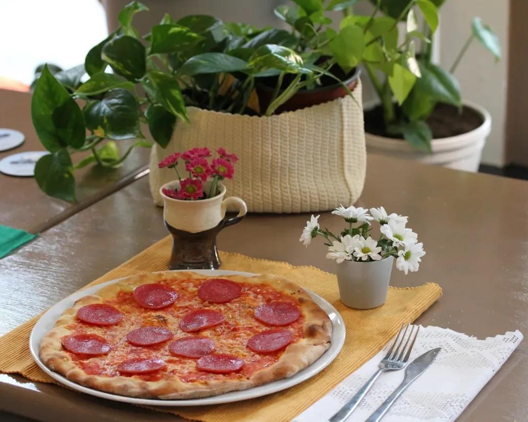 Tuore käsintehty pizza – rapea pohja ja tuoreet raaka-aineet