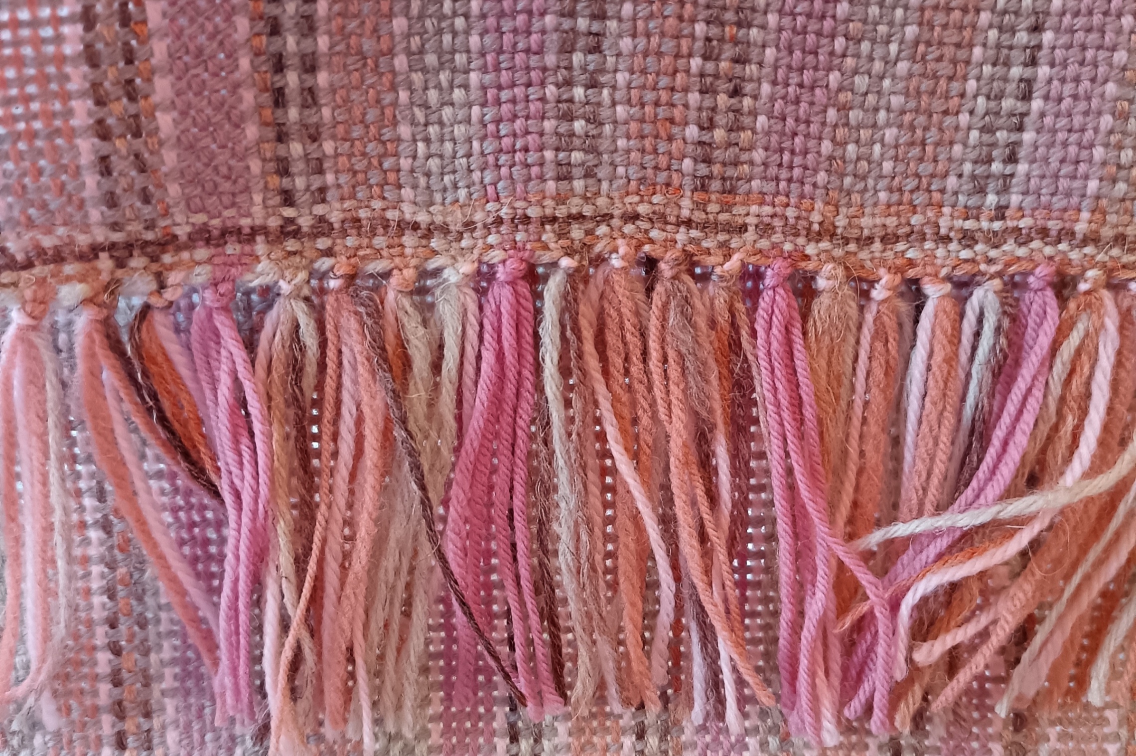 Käsinkudottu villahuivi