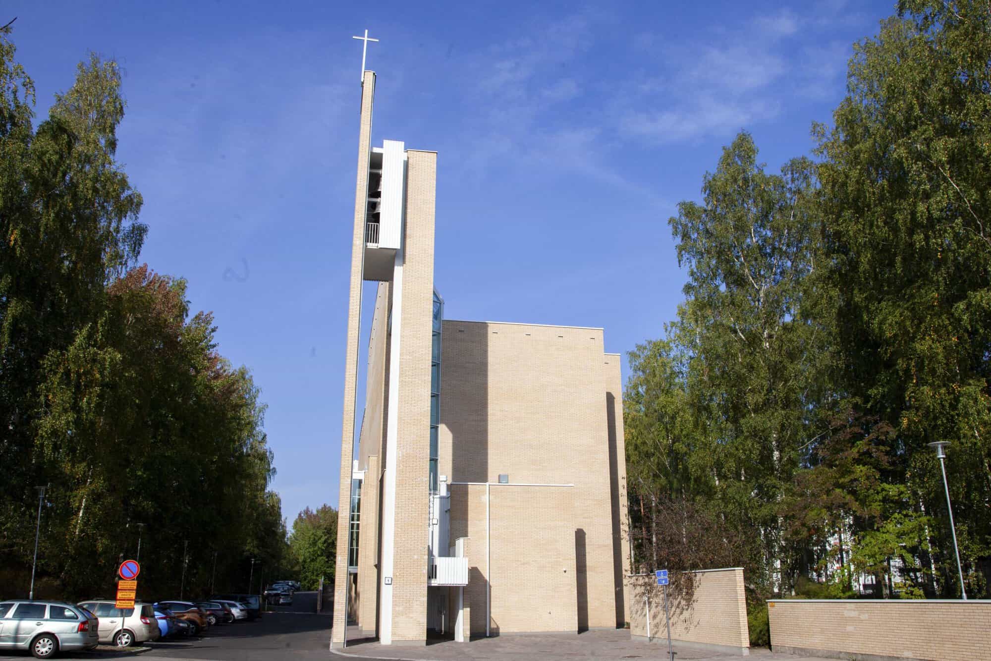 Myyrmäen kirkon julkisivu.