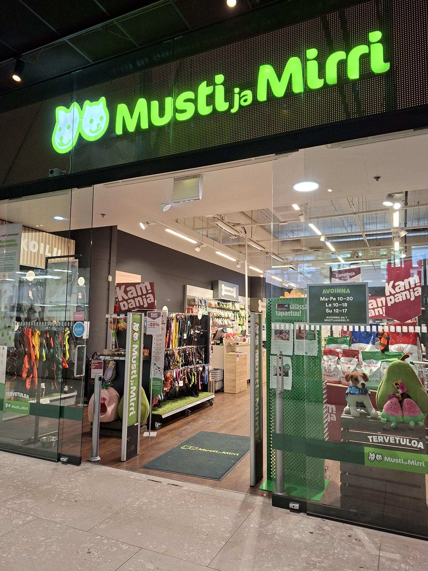 Musti ja Mirri Gräsviken. Butikens ingång.