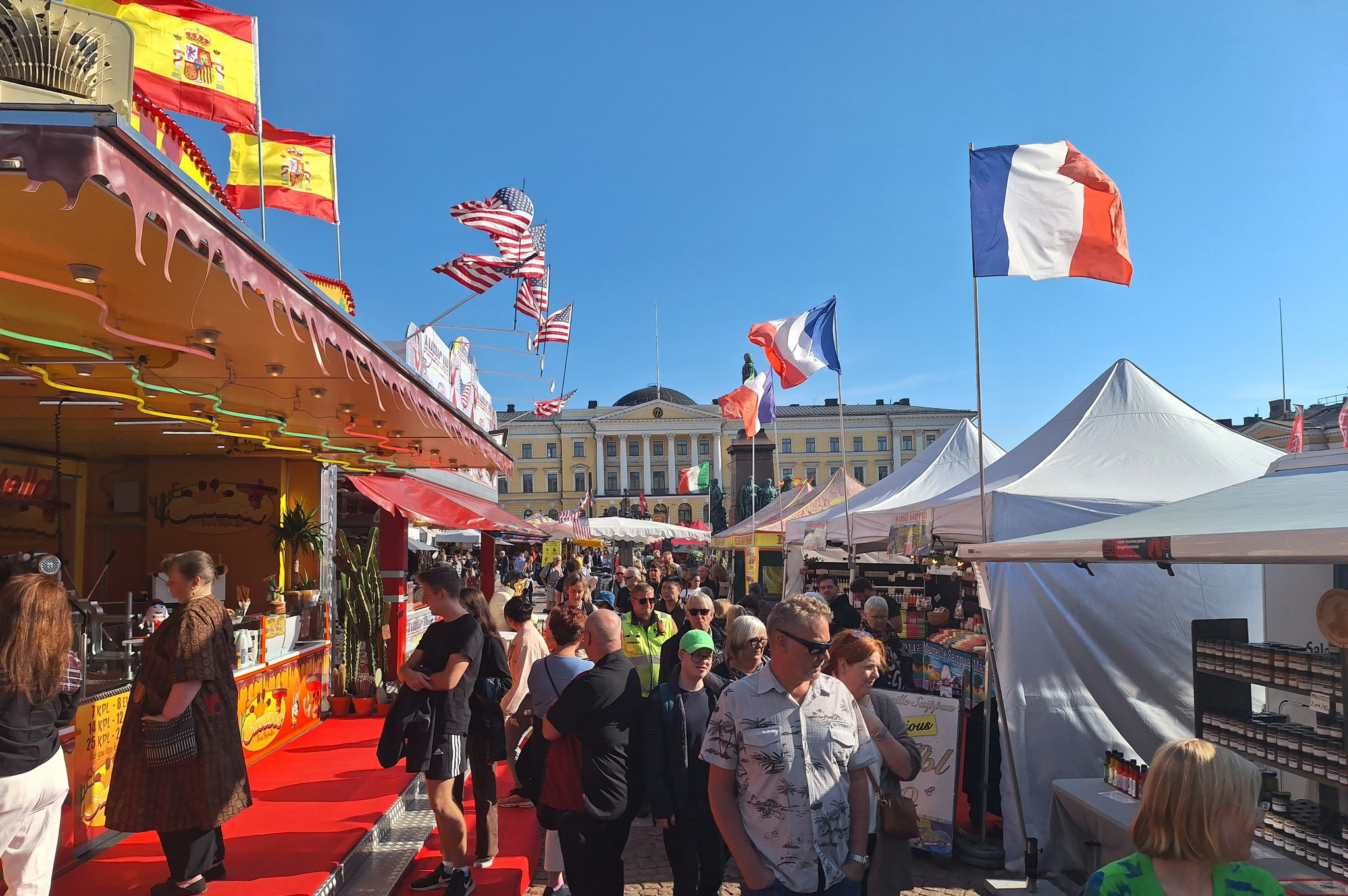 Valokuva vuoden 2023 Kansainvälisiltä Suurmarkkinoilta Senaatintorilla. Kuvassa on paljon ihmisiä ja markkinakojuja.