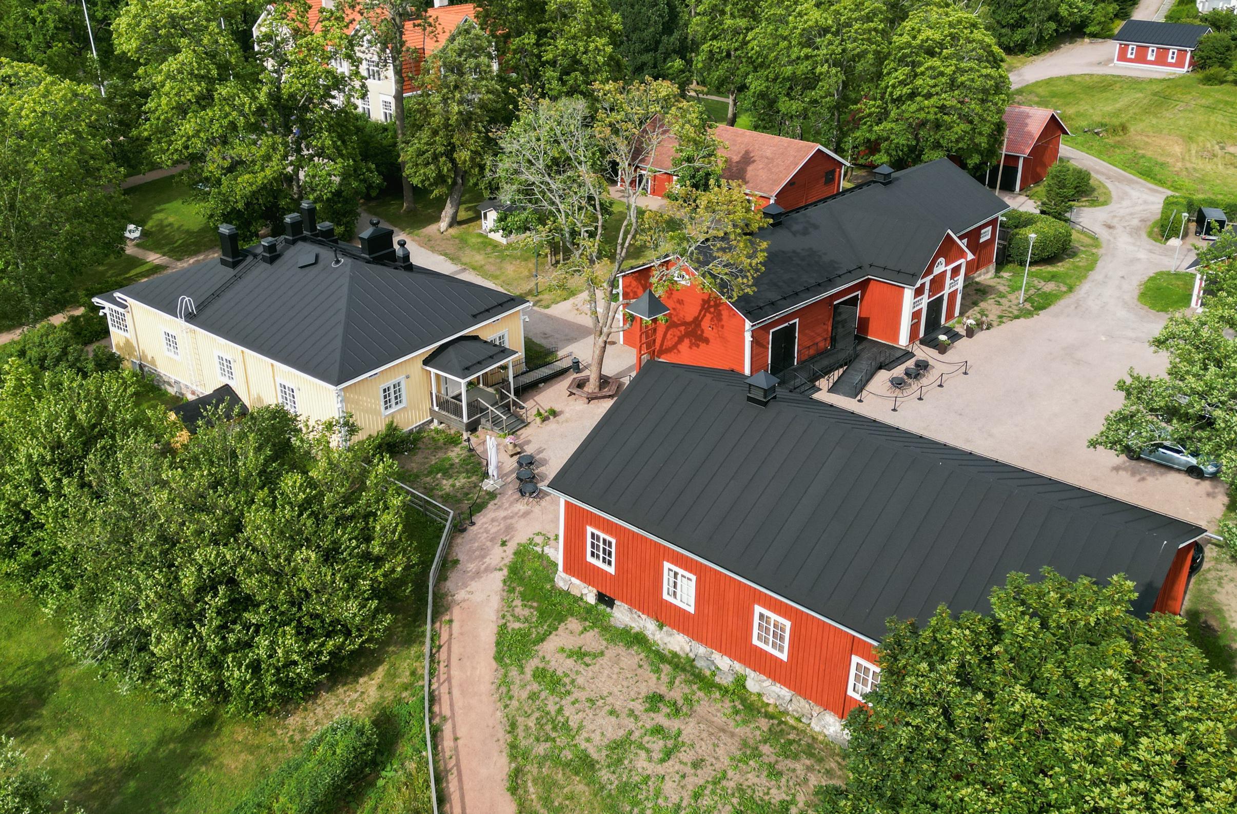 Kahvila-ravintola Håkans, ylhäältpäin katsottuna. Kuvassa näkyy puurakennuksia ja vihreitä puita.