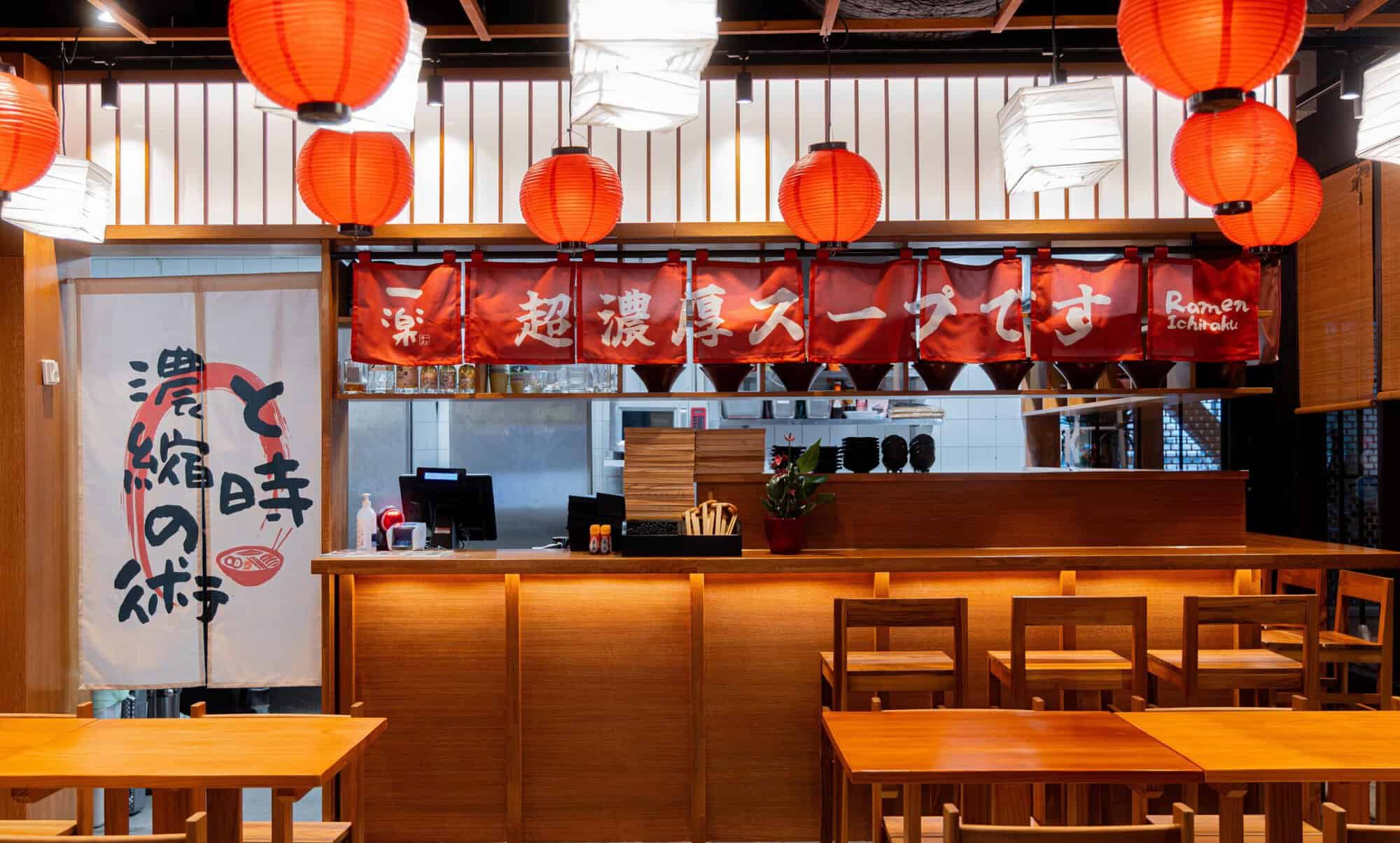 Ramen Ichiraku -ravintolan sisätilat.