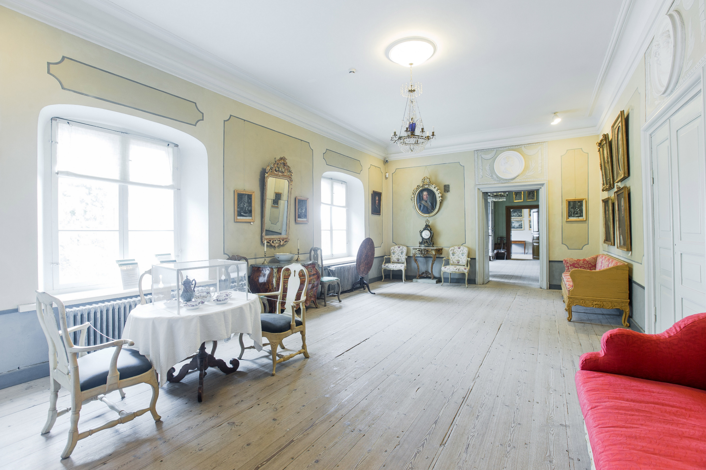 Ehrensvärd-museon sali, jossa on 1700-luvun huonekaluja.