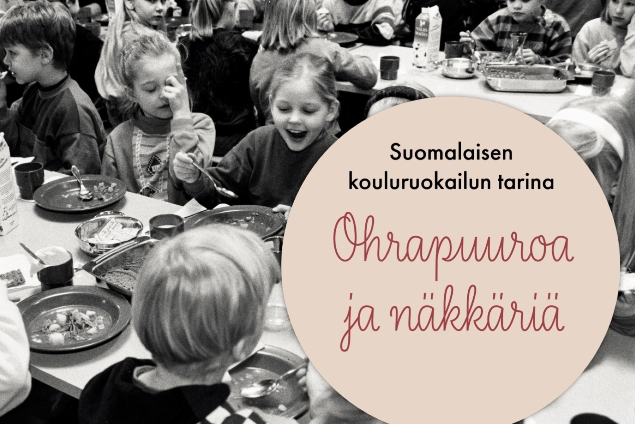 Lapset syövät kouluruokaa.