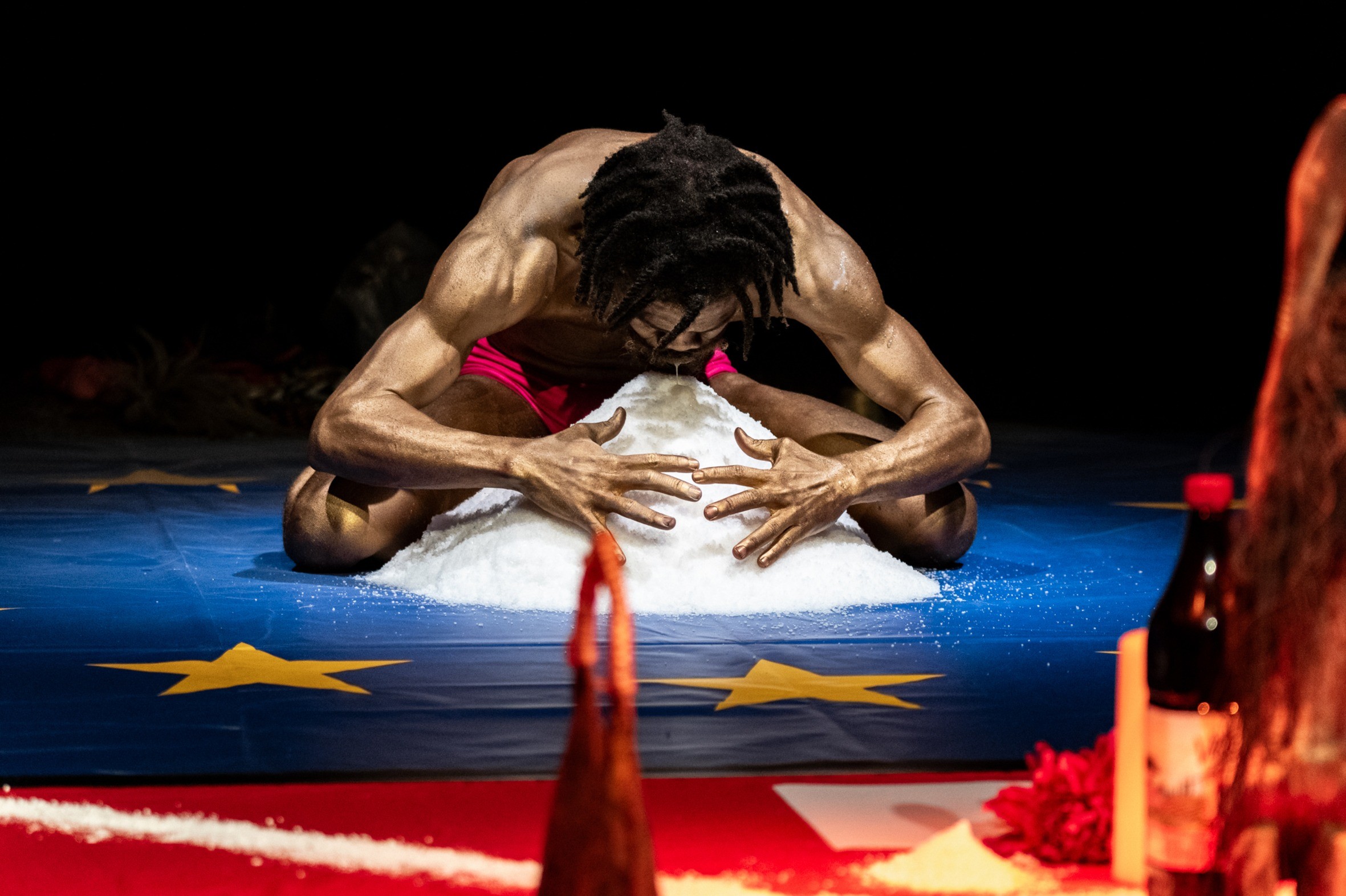 Mies kumartuneena sirkusteltassa