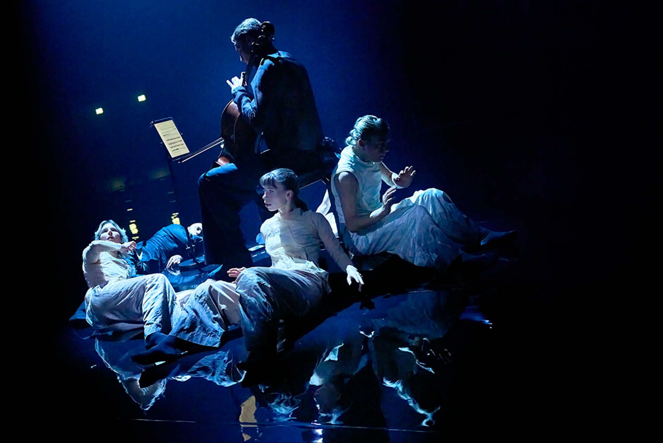 Teoksessa keskellä sellonsoittaja ja häntä ympäröivät tanssijat.