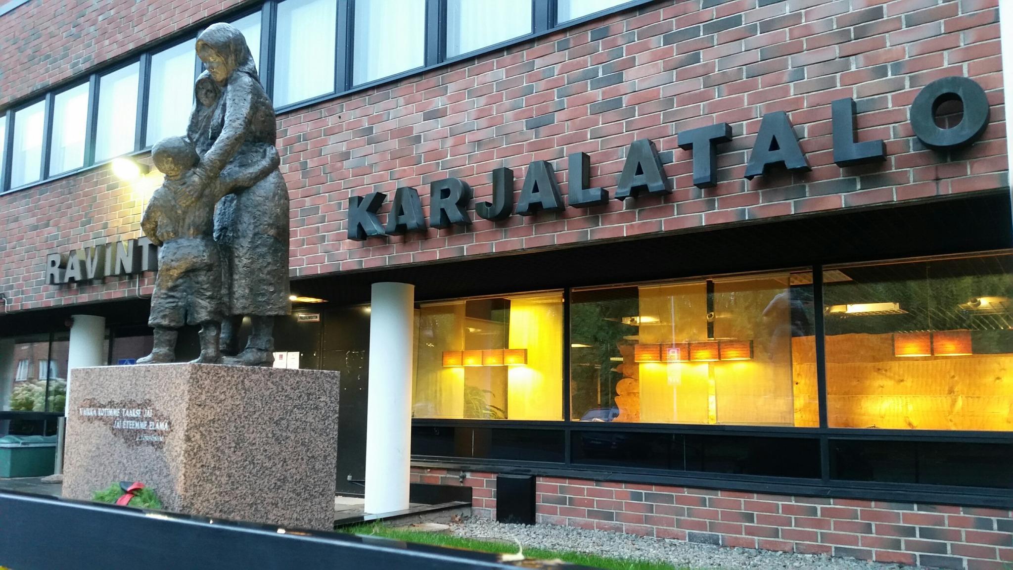Restaurang Sylvi ligger i Käpylä Karjatalo. Framför byggnaden finns Juhani Honkanens skulptur, Evakkoäiti.