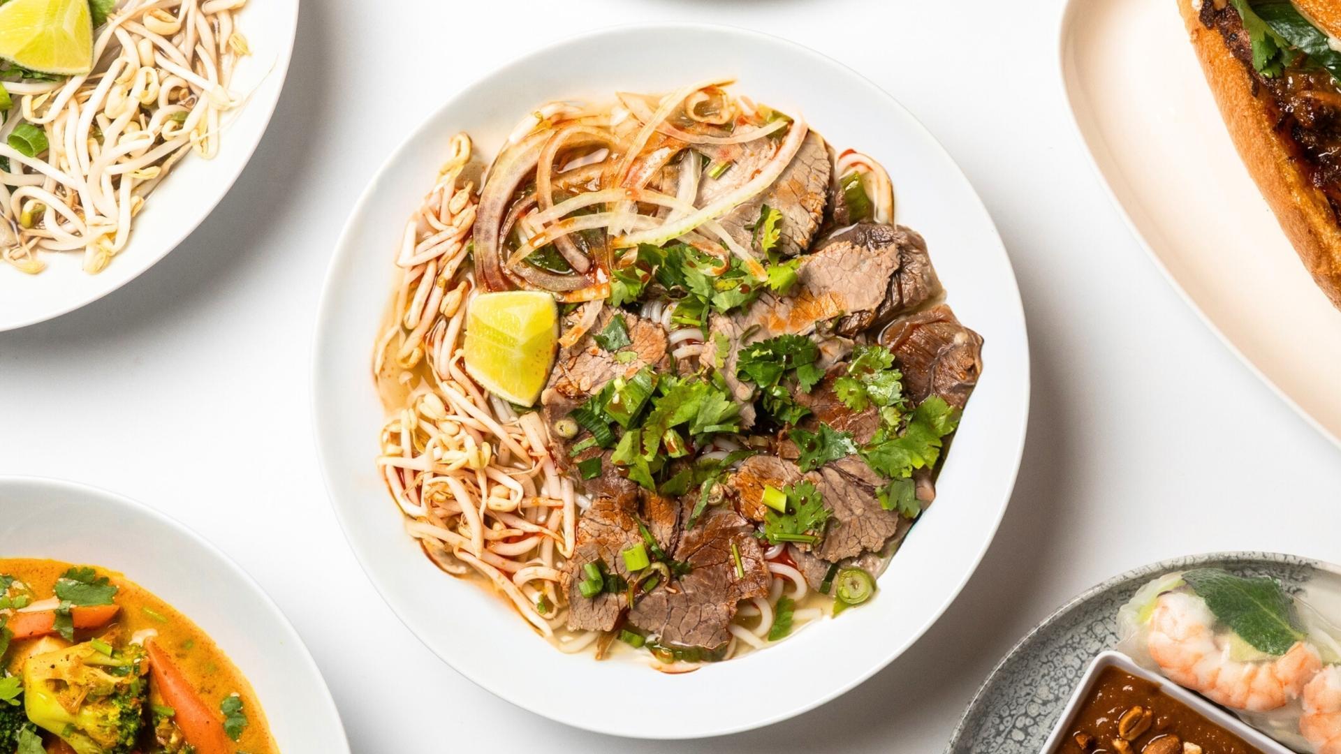 Kokoelma vietnamilaisen ravintolan suosikki annoksia kuten bun bo hue, pho, banh mi, curry ja kesärullat.