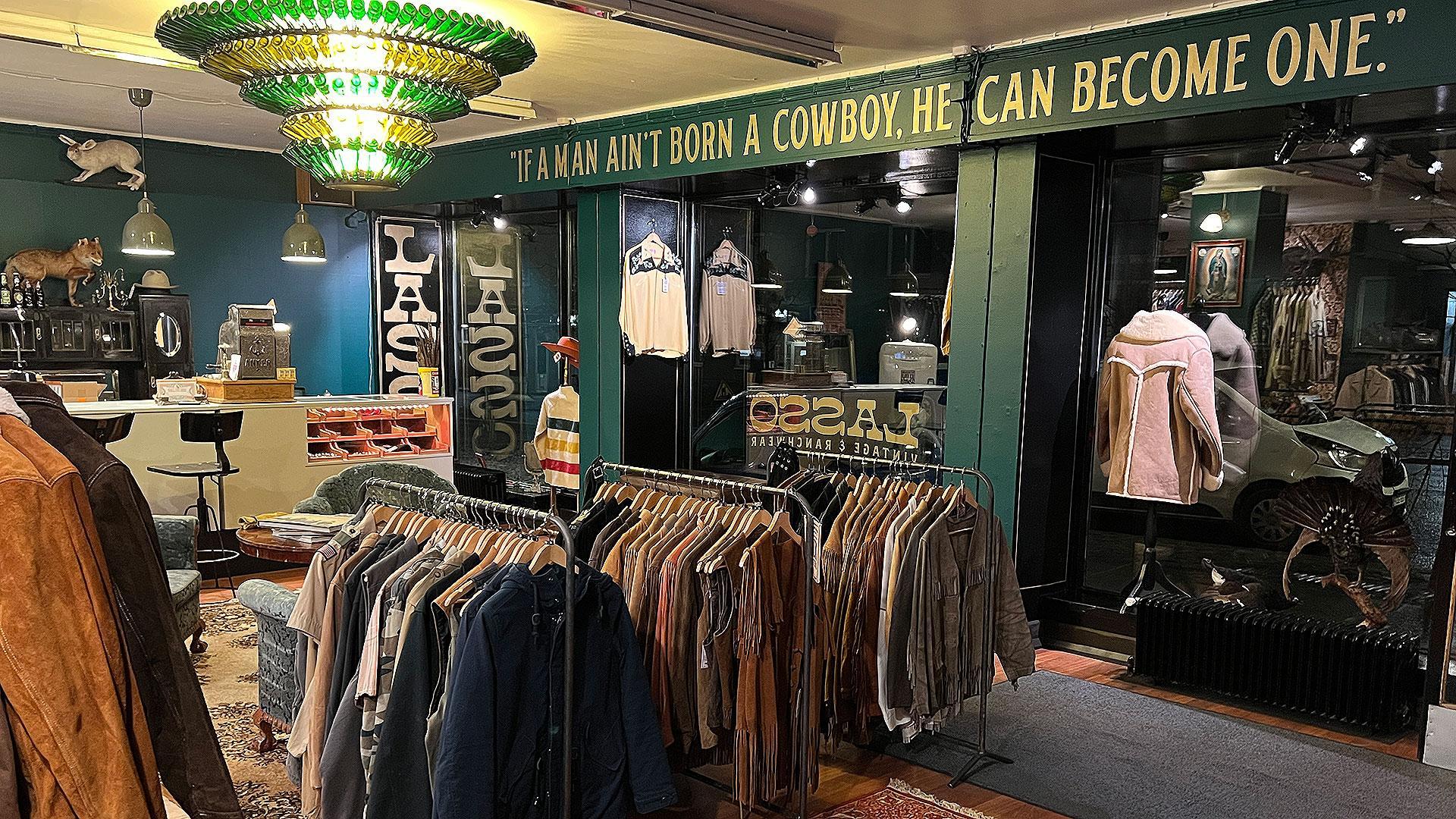 Vaatekauppa, rekeissä näkyy käytettyjä villin lännen tyylisiä vaatteita.