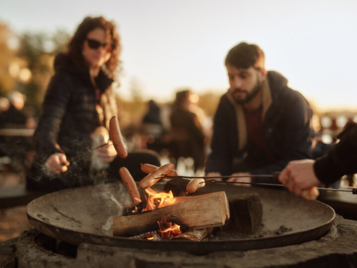 People grilling sausages by Cafe Regatta's outdoor fire, Helsinki, Töölö