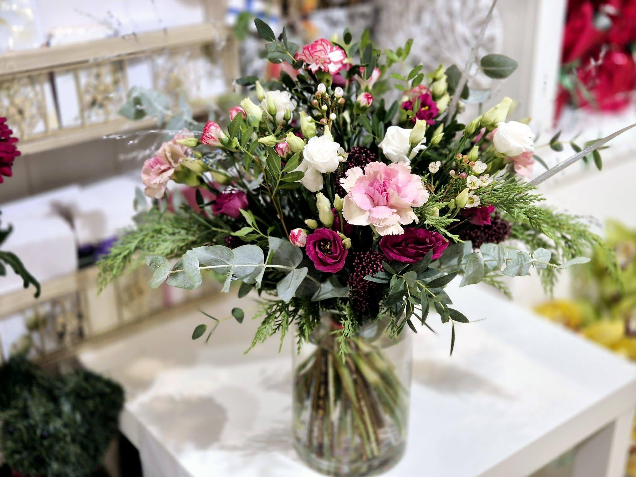 Lassilan Kukka, a flower shop in Haaga. On the photo, there's a flower bouquet in a vase.