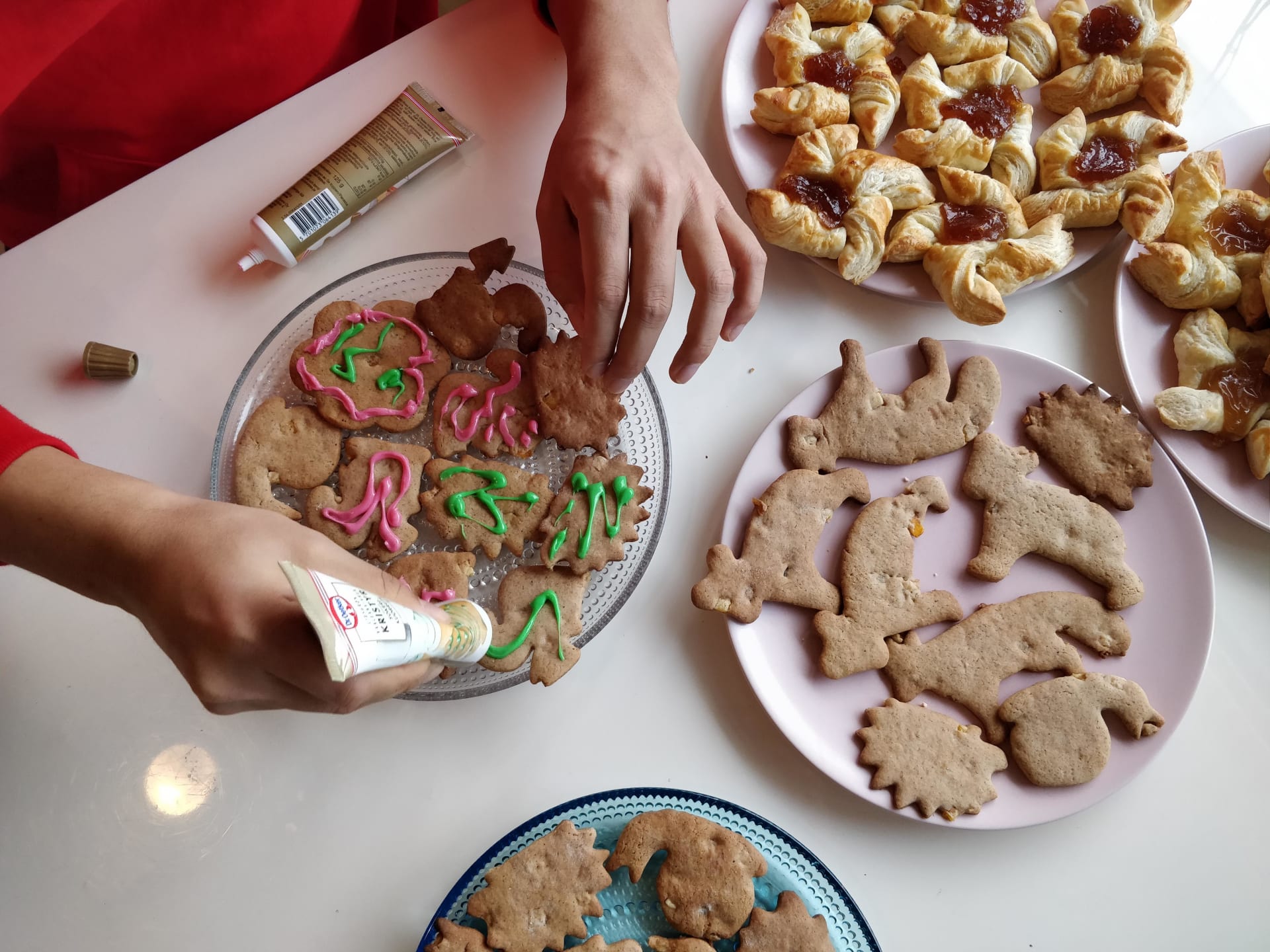 Decorating gingerbreads