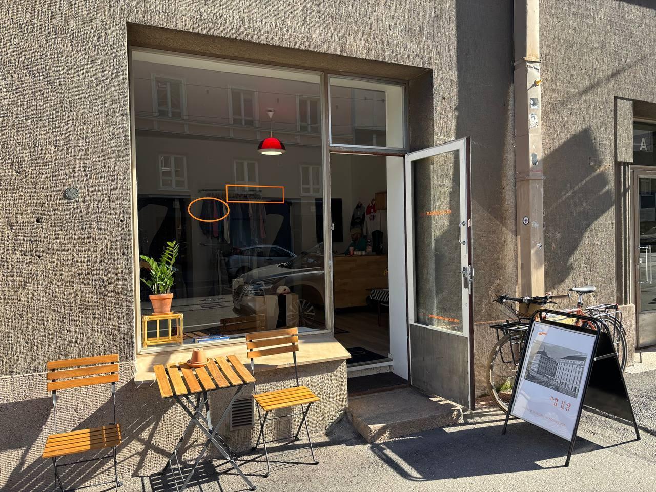 Éclat Vintage, myymälä ulkoapäin. Myymälän ikkunat, jonka edessä on kyltti, sekä pöytä ja tuoleja.