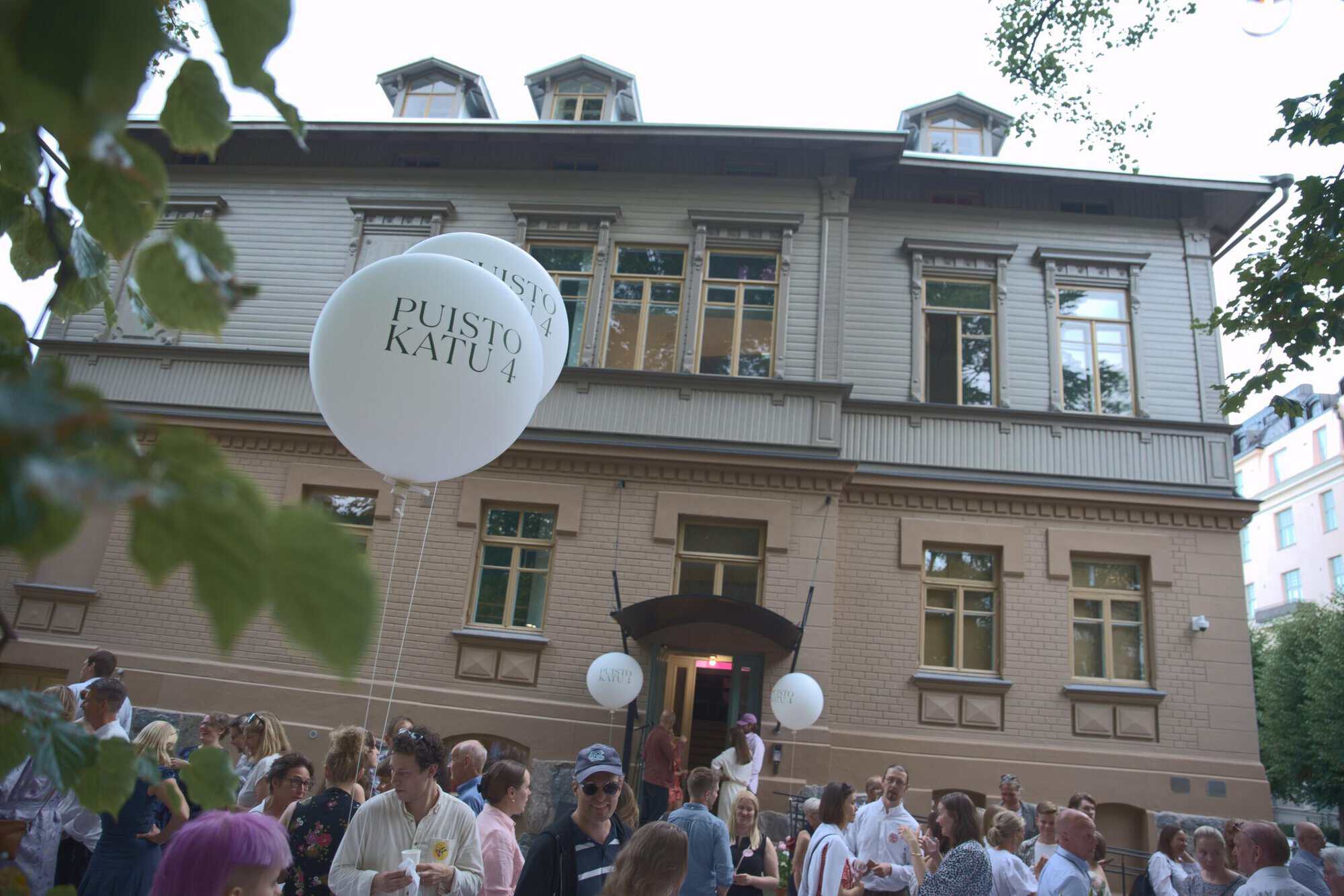 Puistokatu 4, rakennus ulkoapäin katsottuna. Rakennuksen edessä on ihmisiä.
