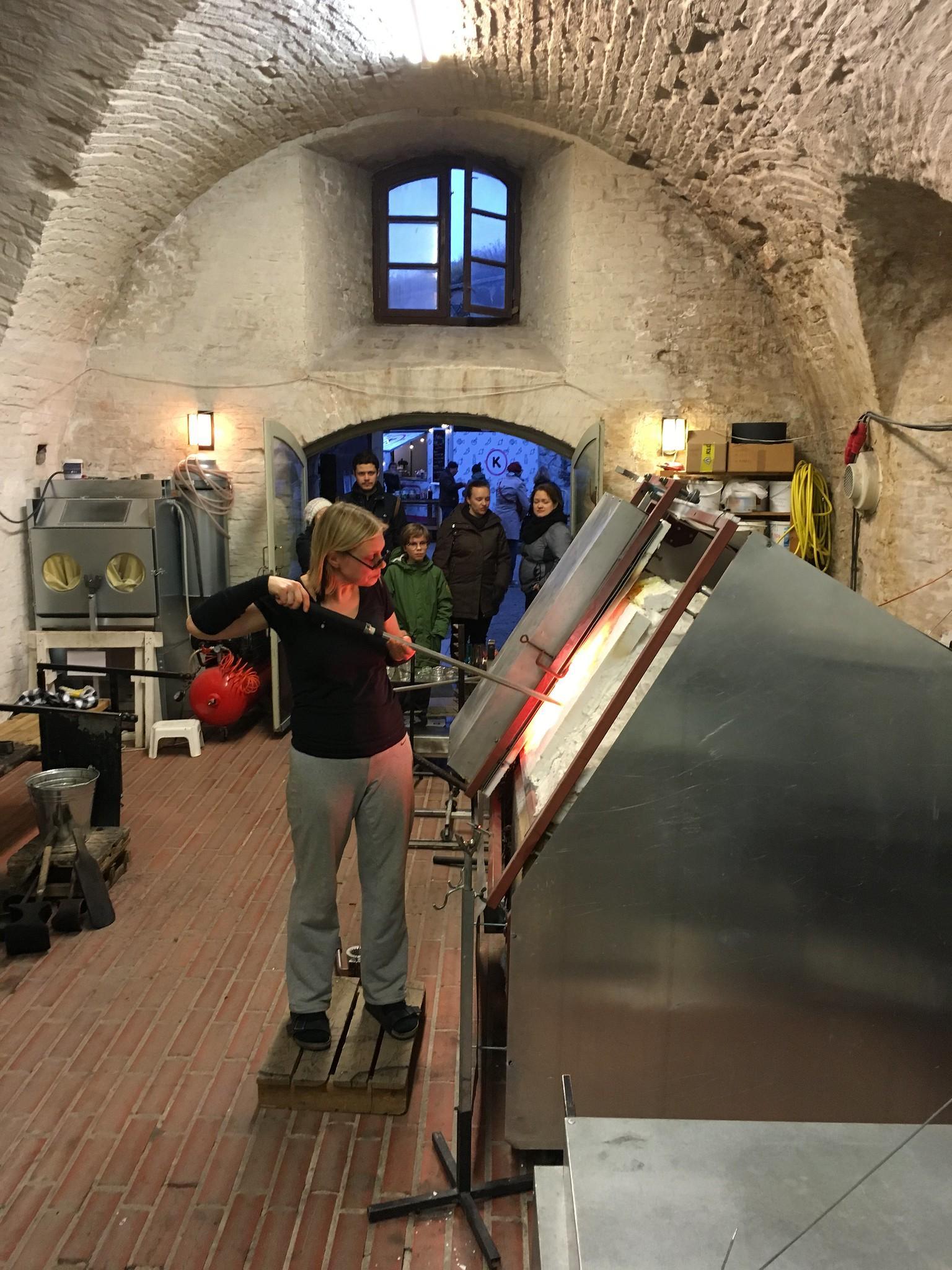 Glasblåsning i glasblåsningsstudion på Sveaborg.