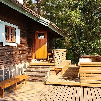 Stansvikin kartanon rantasauna. Puinen rakennus, jonka takana näkyy puita.