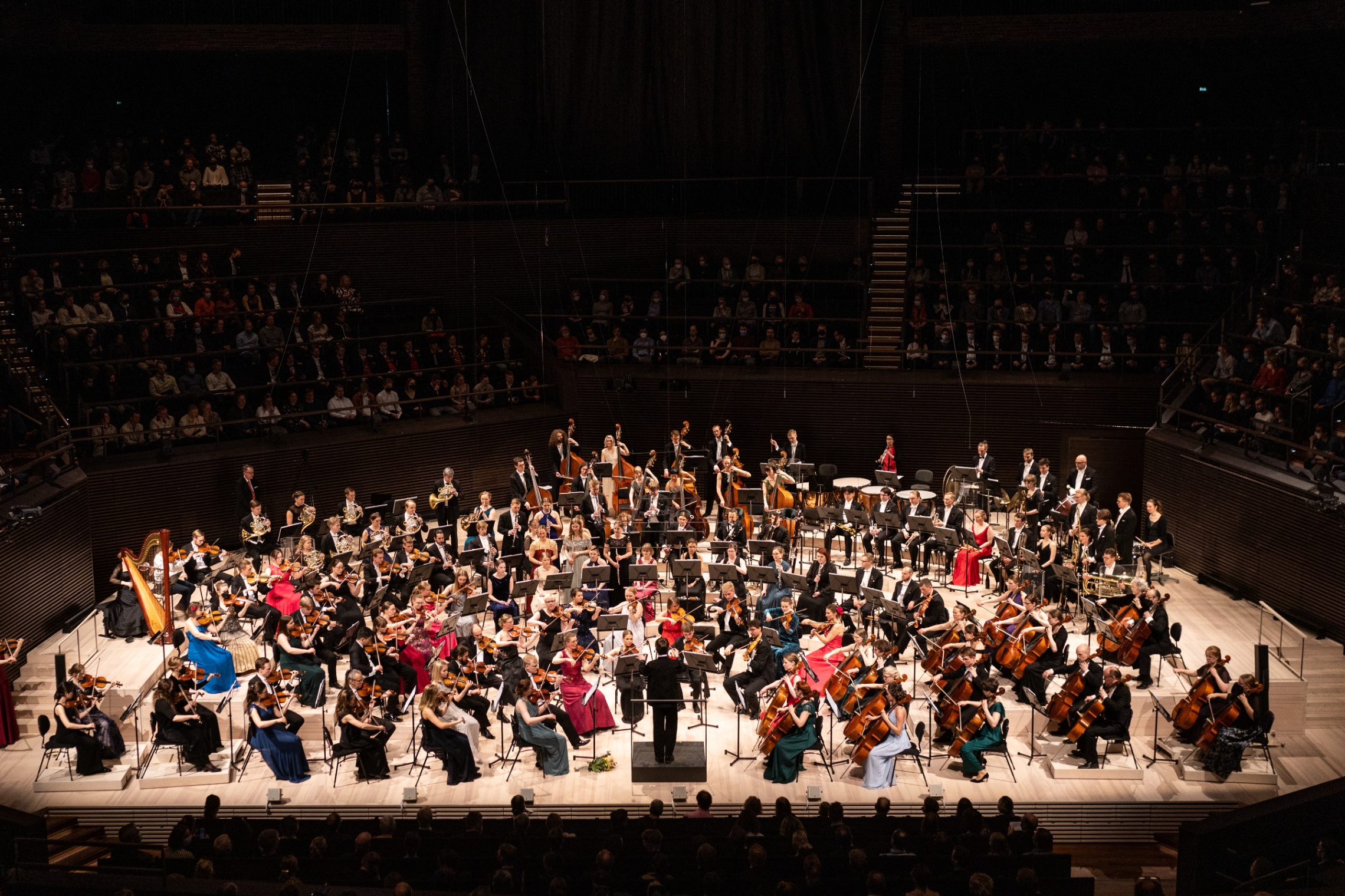 Valokuva, jossa Polyteknikkojen Orkesteri soittaa konserttisalissa.