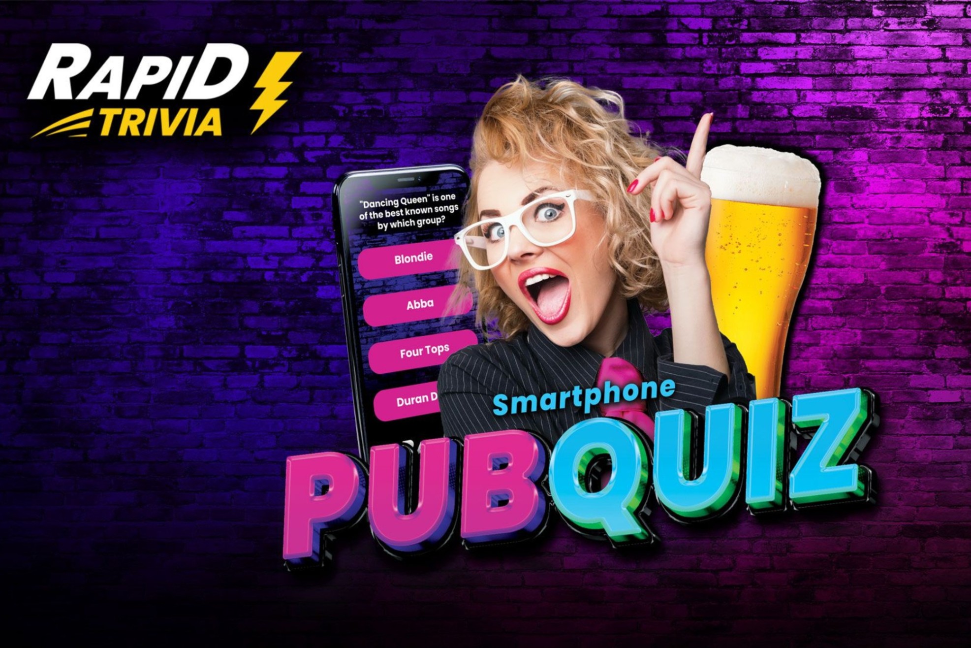 Nainen, kännykkä, tuoppi ja tekstiä