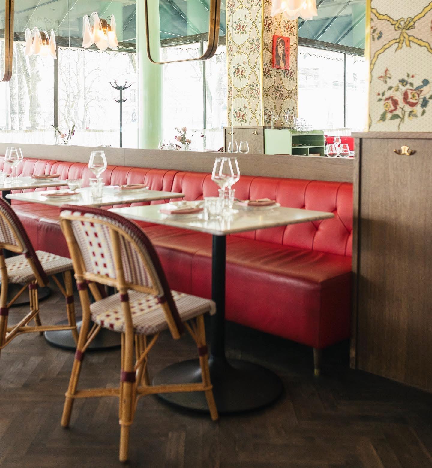 Espan Kulma's interior, on the photo, tables and chairs can be seen.