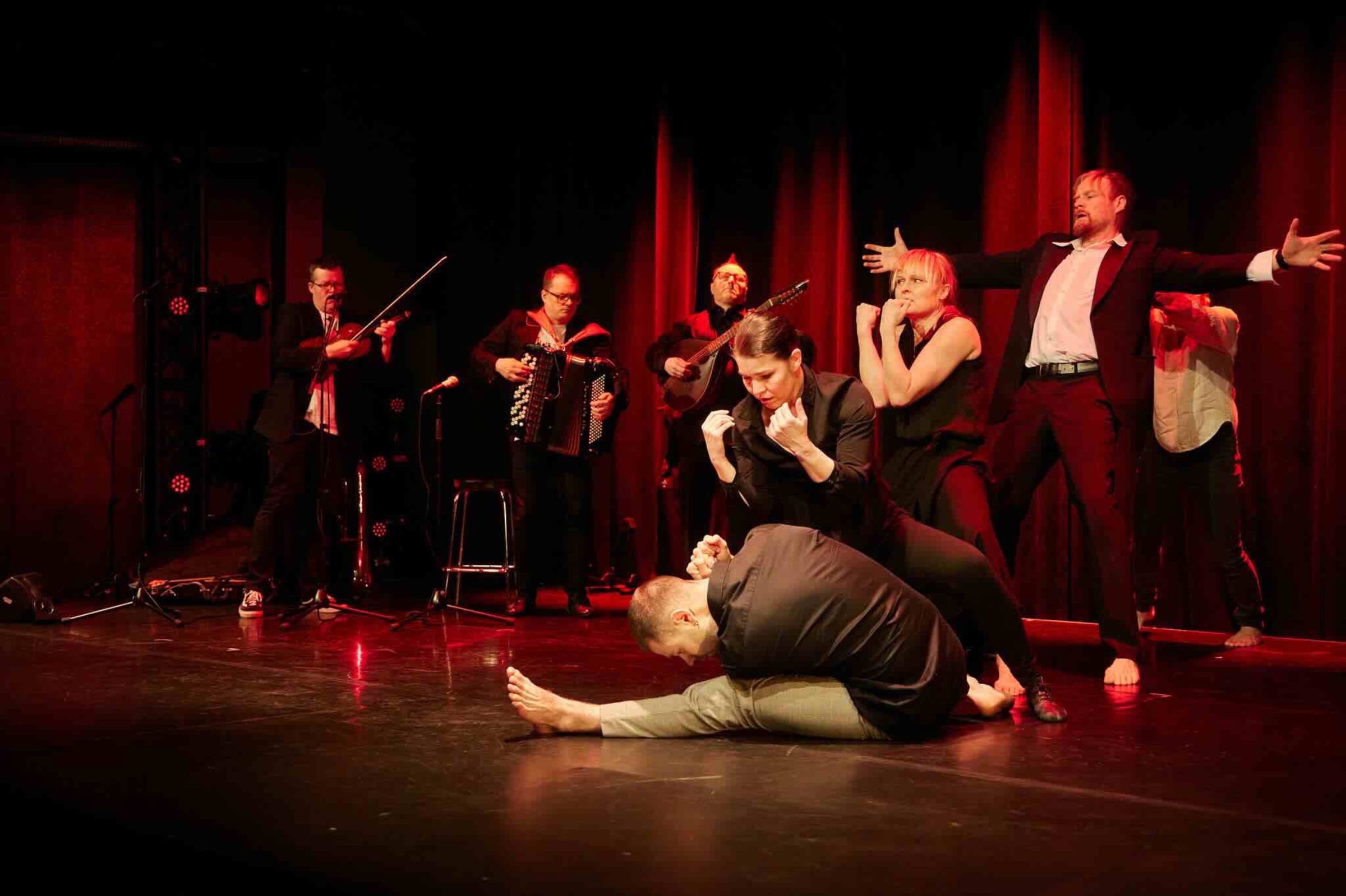 Tanssijoita ja muusikkoja näyttämöllä