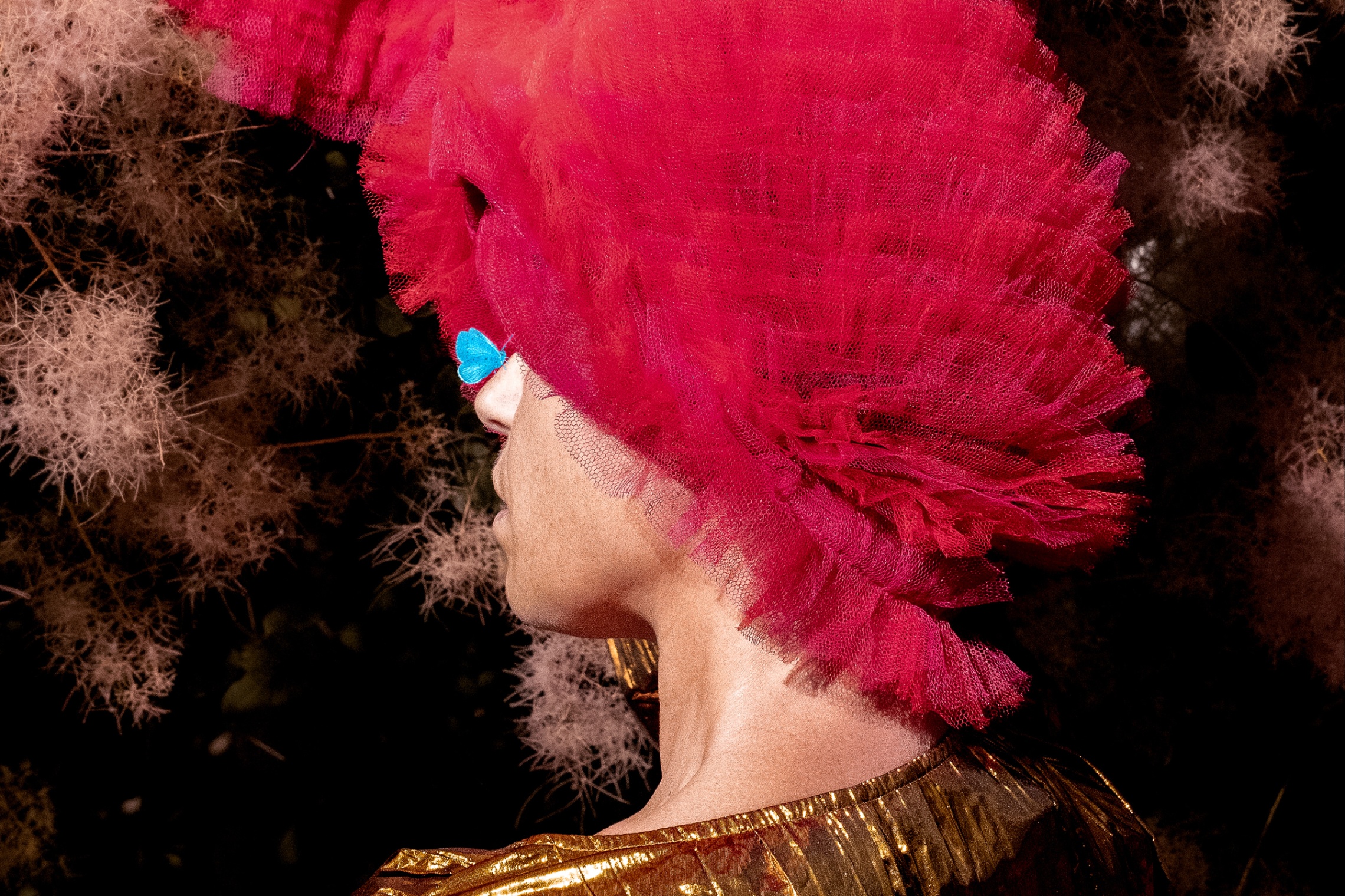 ren_essens kuvaa naisen matkaa lapsuudesta aikuisuuteen.