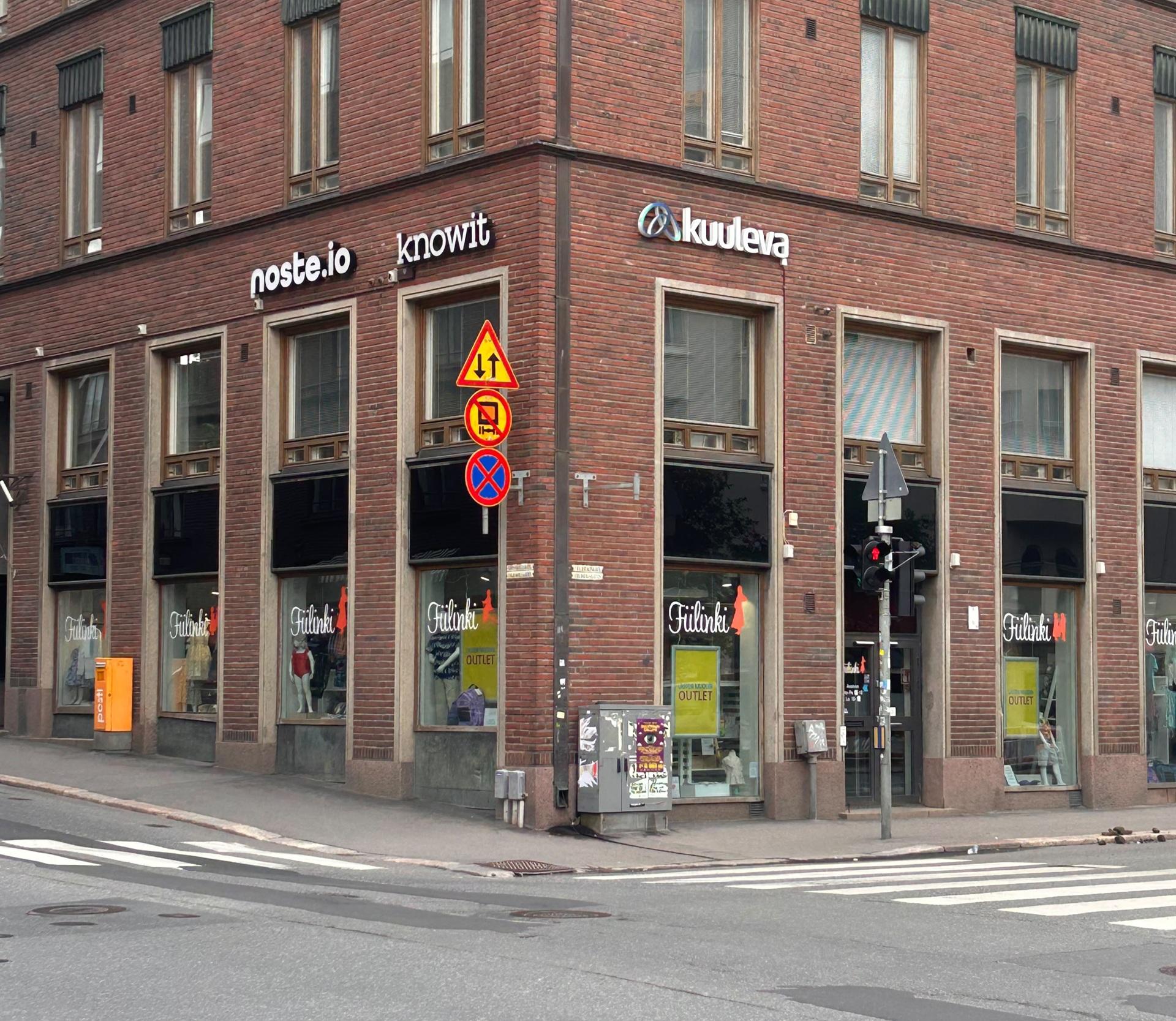 Utsikt över Fiiinki Outlet från gatan.